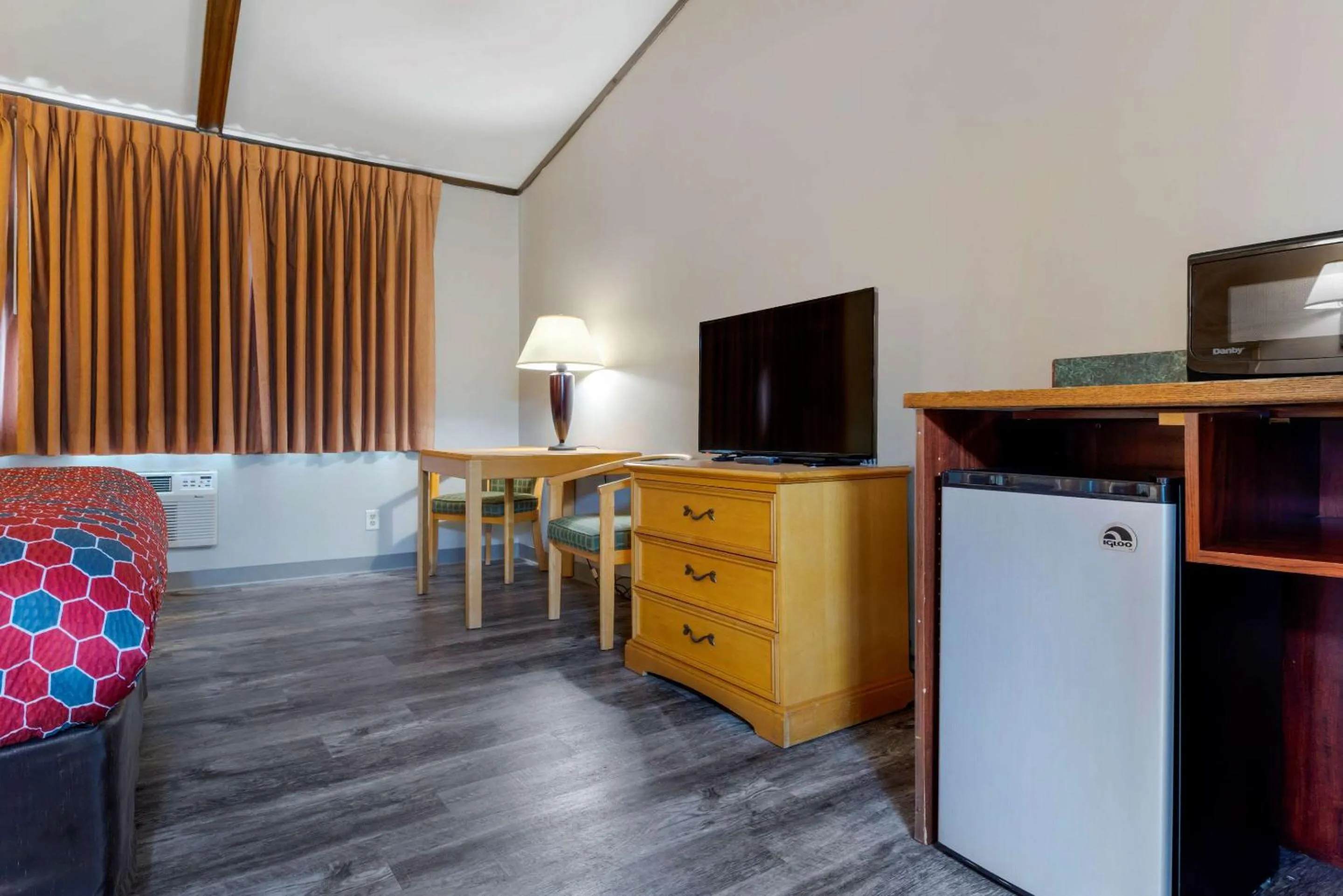 Photo of the whole room in Econo Lodge Lakeview