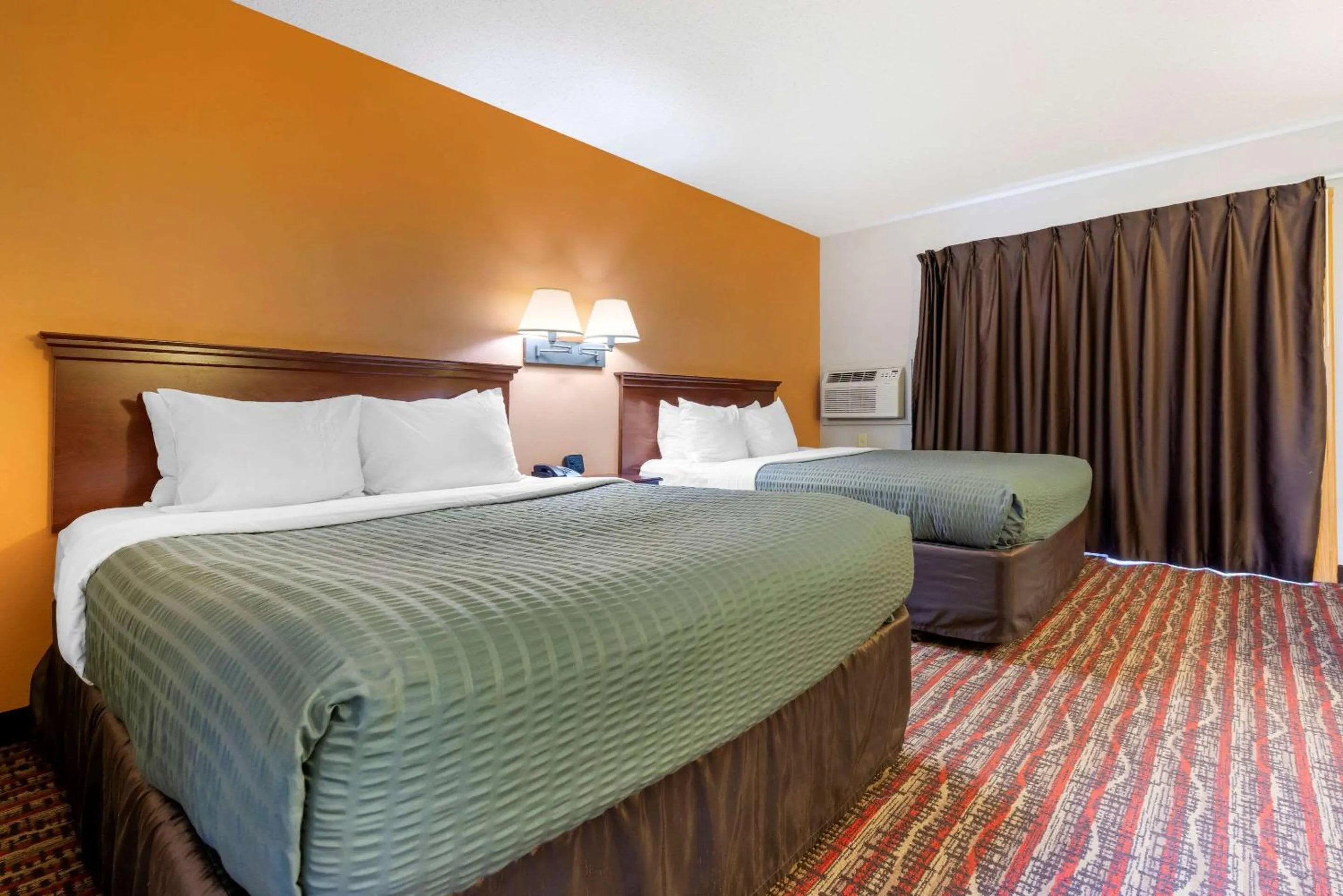 Photo of the whole room, Bed in Econo Lodge Lakeview