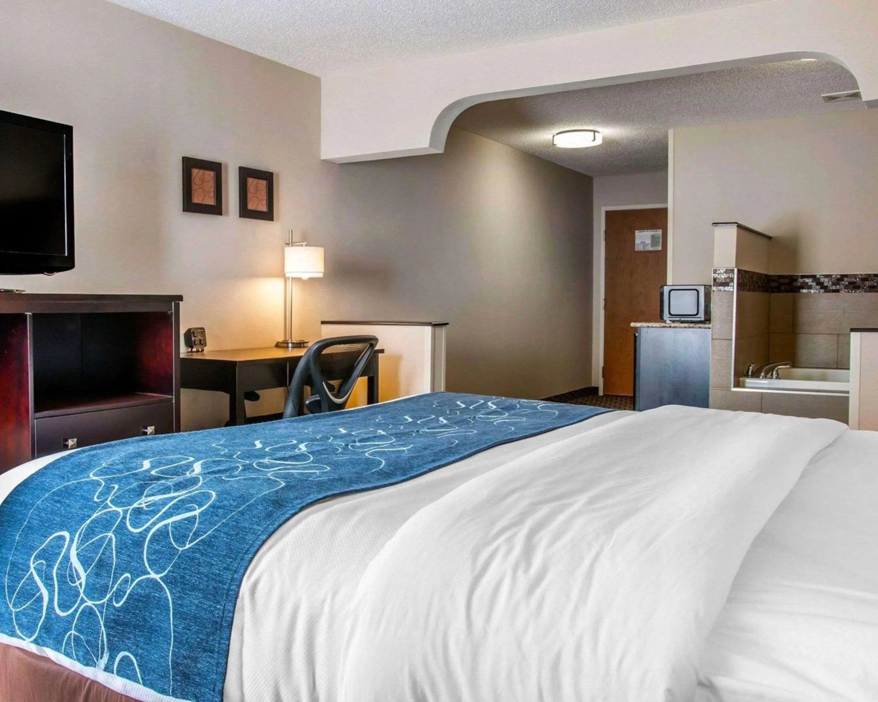 Photo of the whole room, Bed in Comfort Suites Benton Harbor - St Joseph