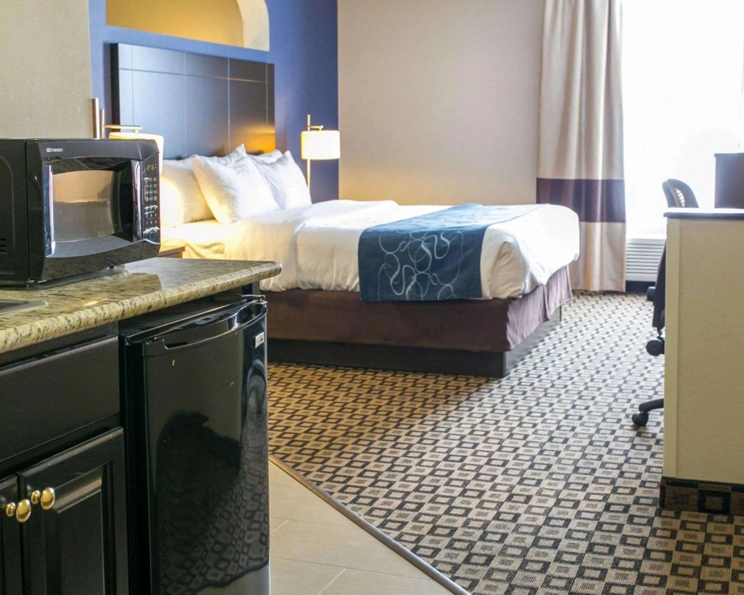 Photo of the whole room, Bed in Comfort Suites Benton Harbor - St Joseph