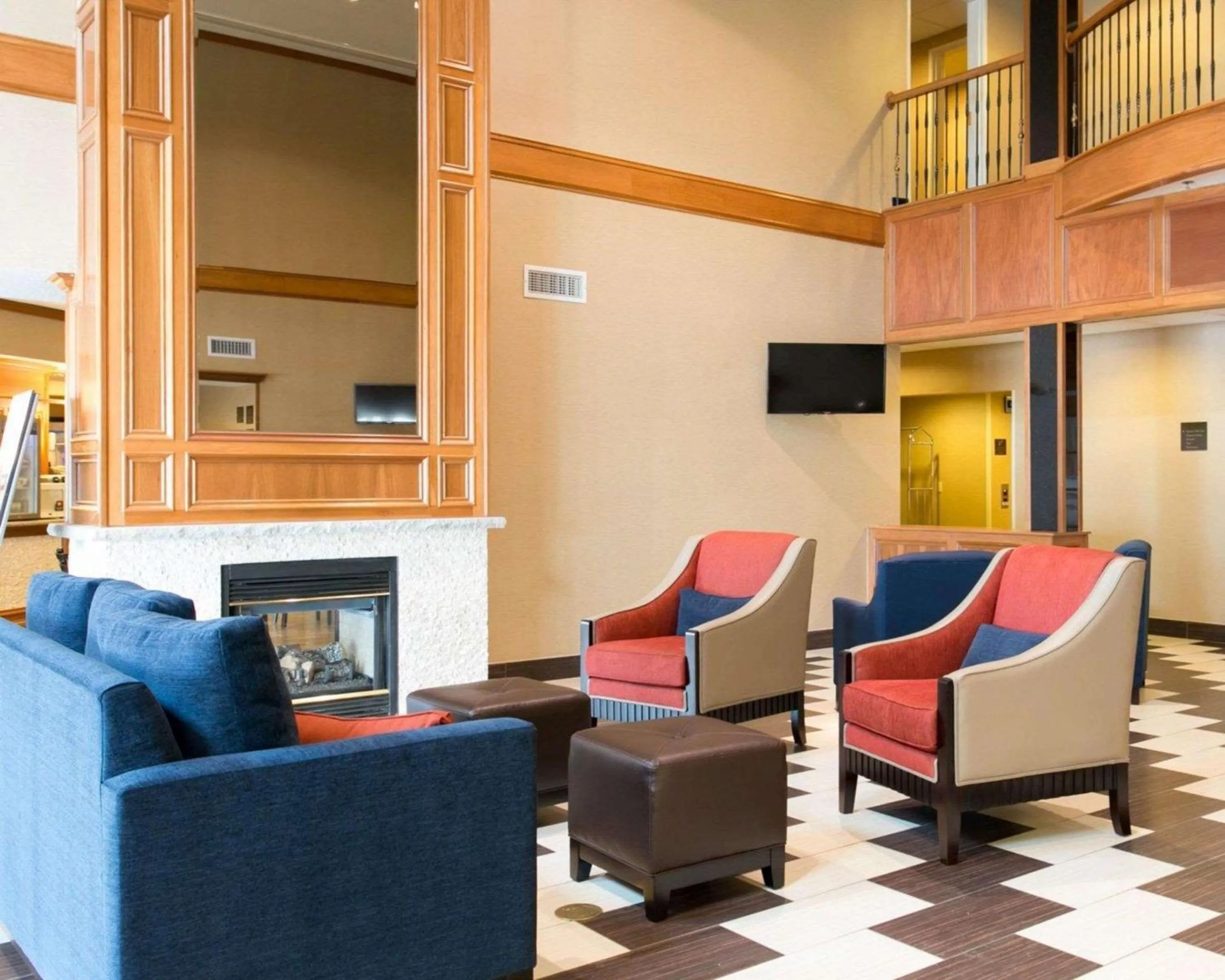 Lobby or reception in Comfort Suites Benton Harbor - St Joseph