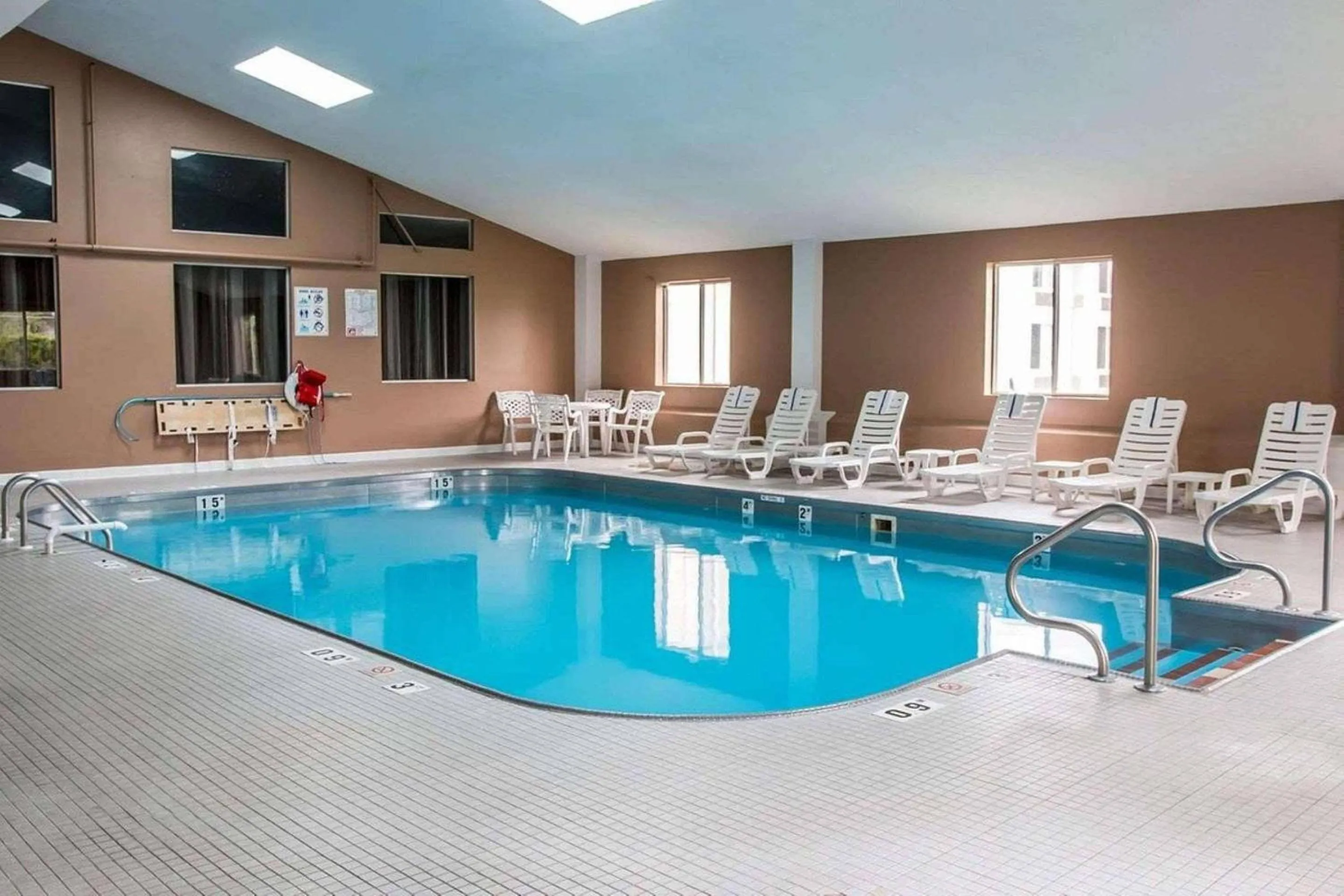 Swimming pool in Country Inn & Suites by Radisson, Battle Creek, MI