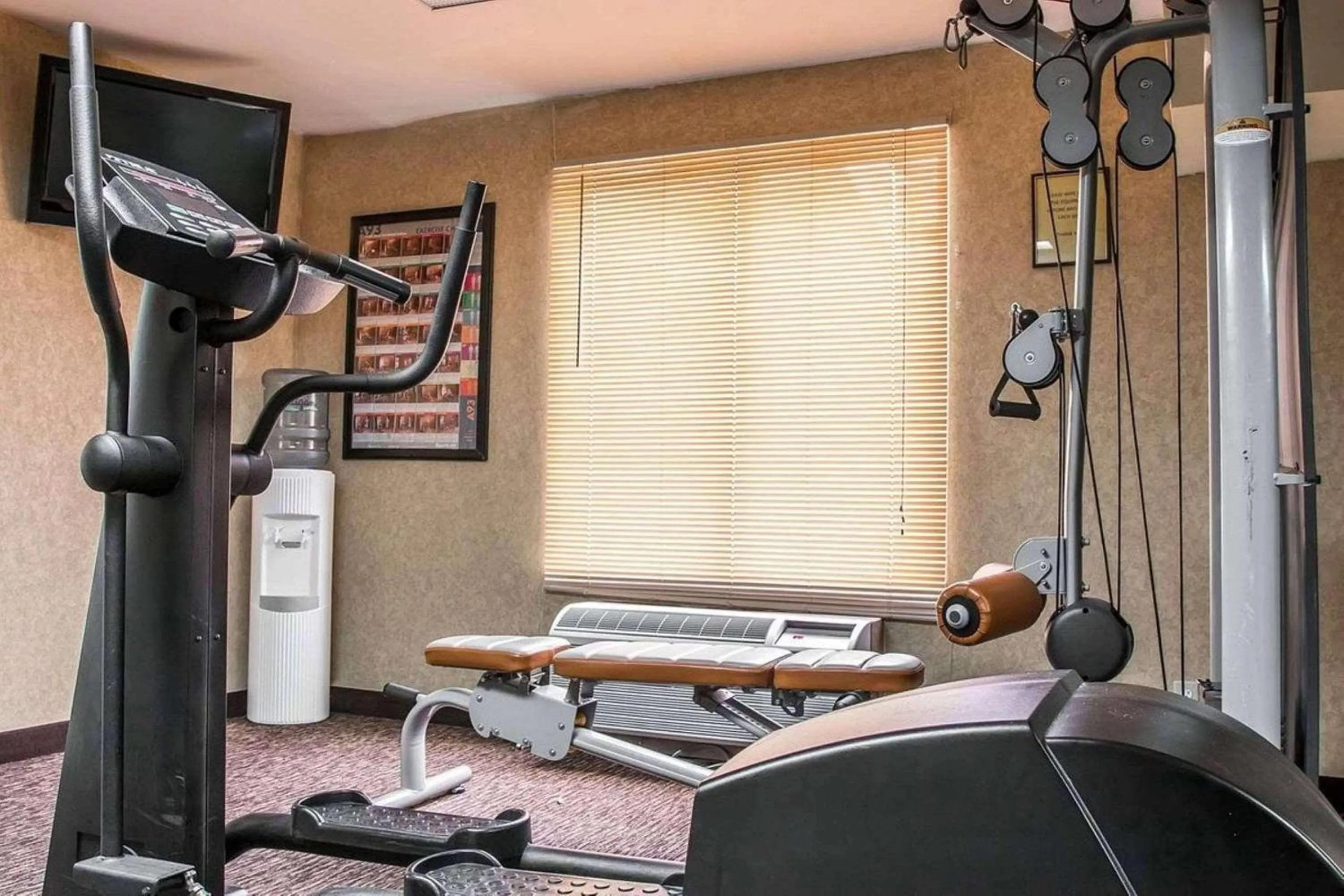 Fitness centre/facilities in Country Inn & Suites by Radisson, Battle Creek, MI