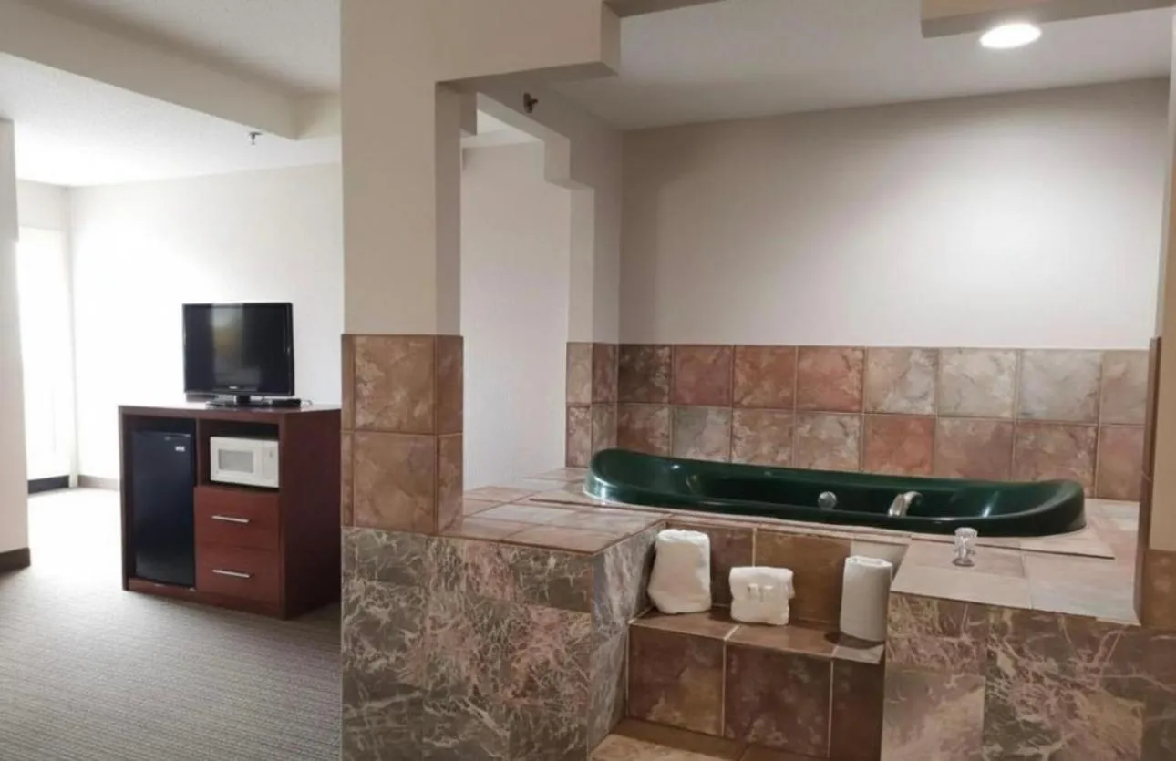 Country Inn & Suites by Radisson, Battle Creek, MI