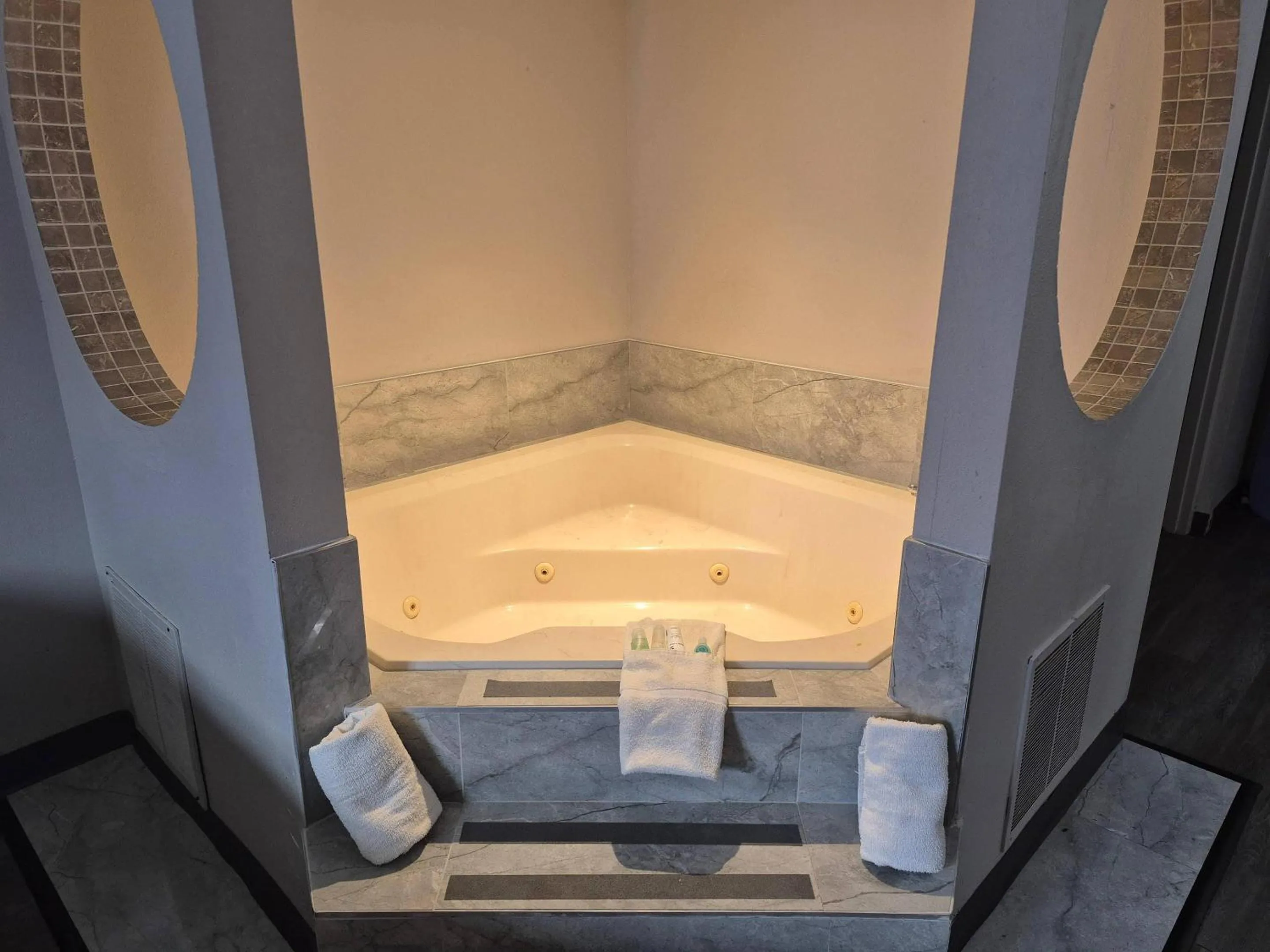 Bedroom in Country Inn & Suites by Radisson, Battle Creek, MI