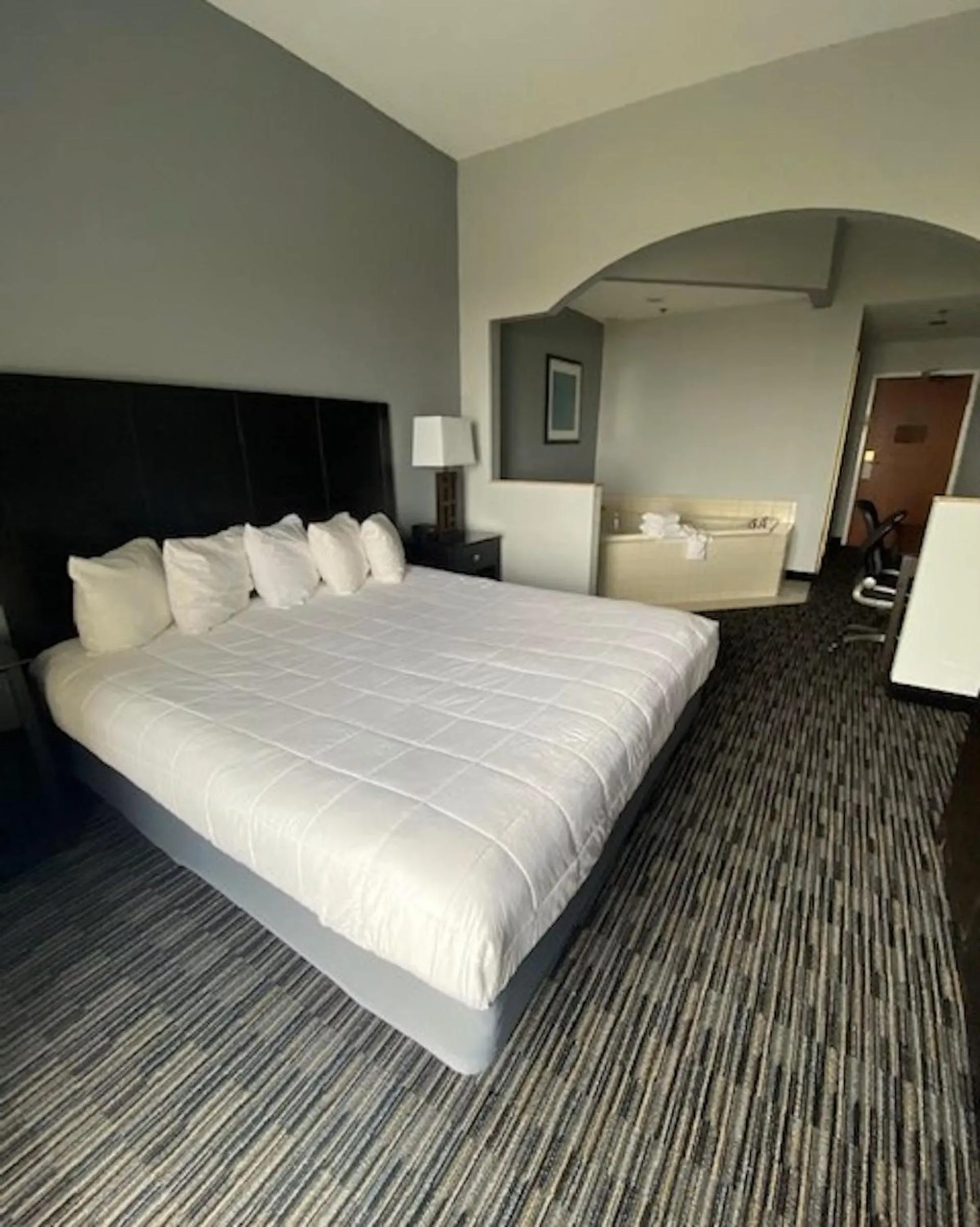 Photo of the whole room, Bed in Lakeside Resort & Conference Center