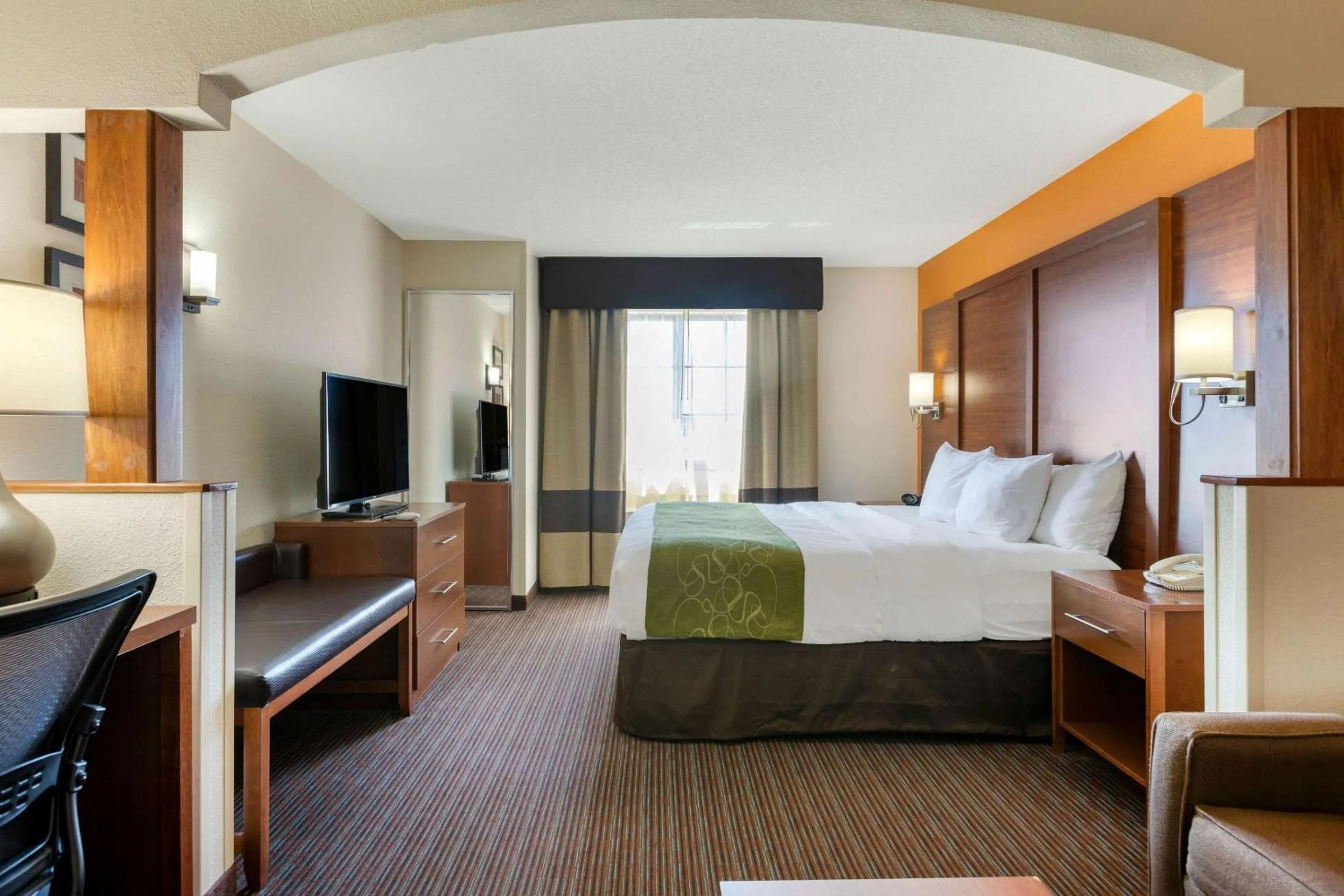 Photo of the whole room, Bed in Comfort Suites Stevensville - St Joseph