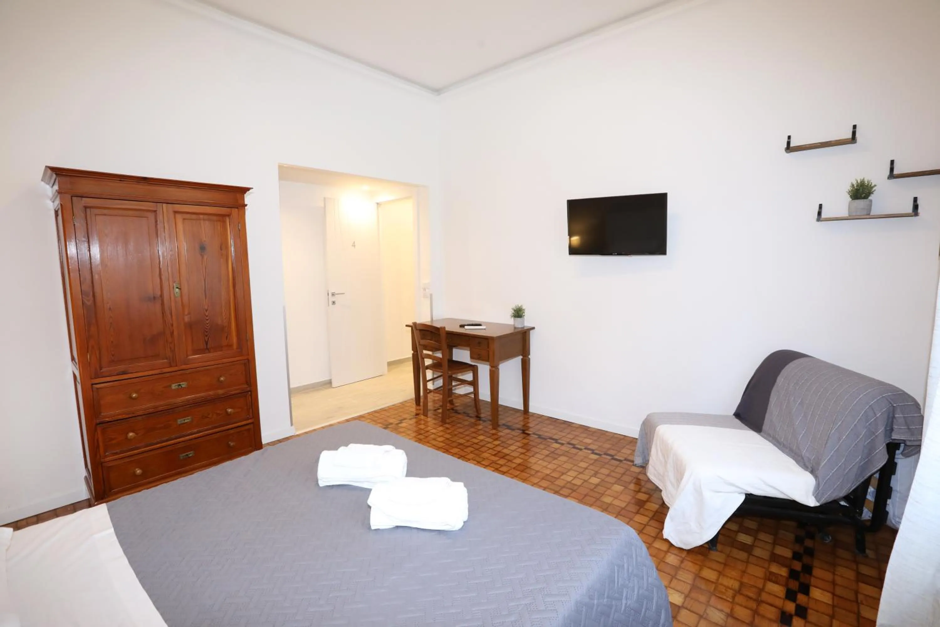 Communal lounge/ TV room, Bed in Unique luxury apartment and rooms