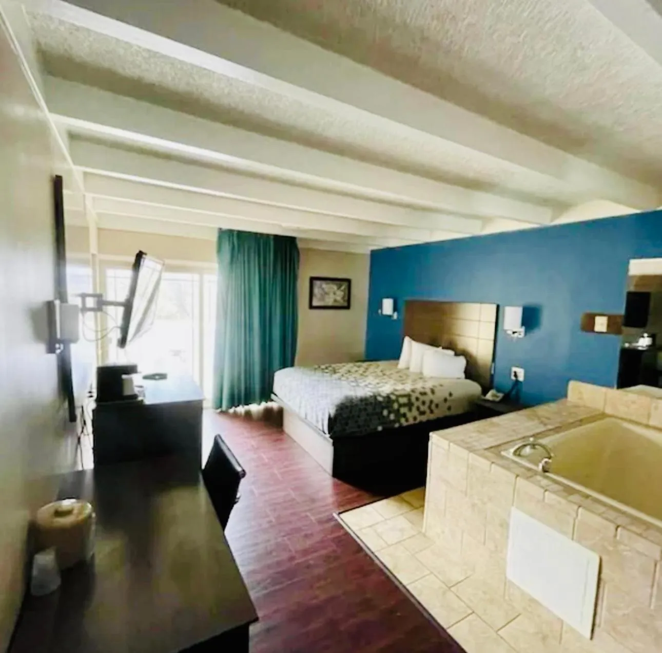 Hot Tub, Bed in Baymont by Wyndham Bay City