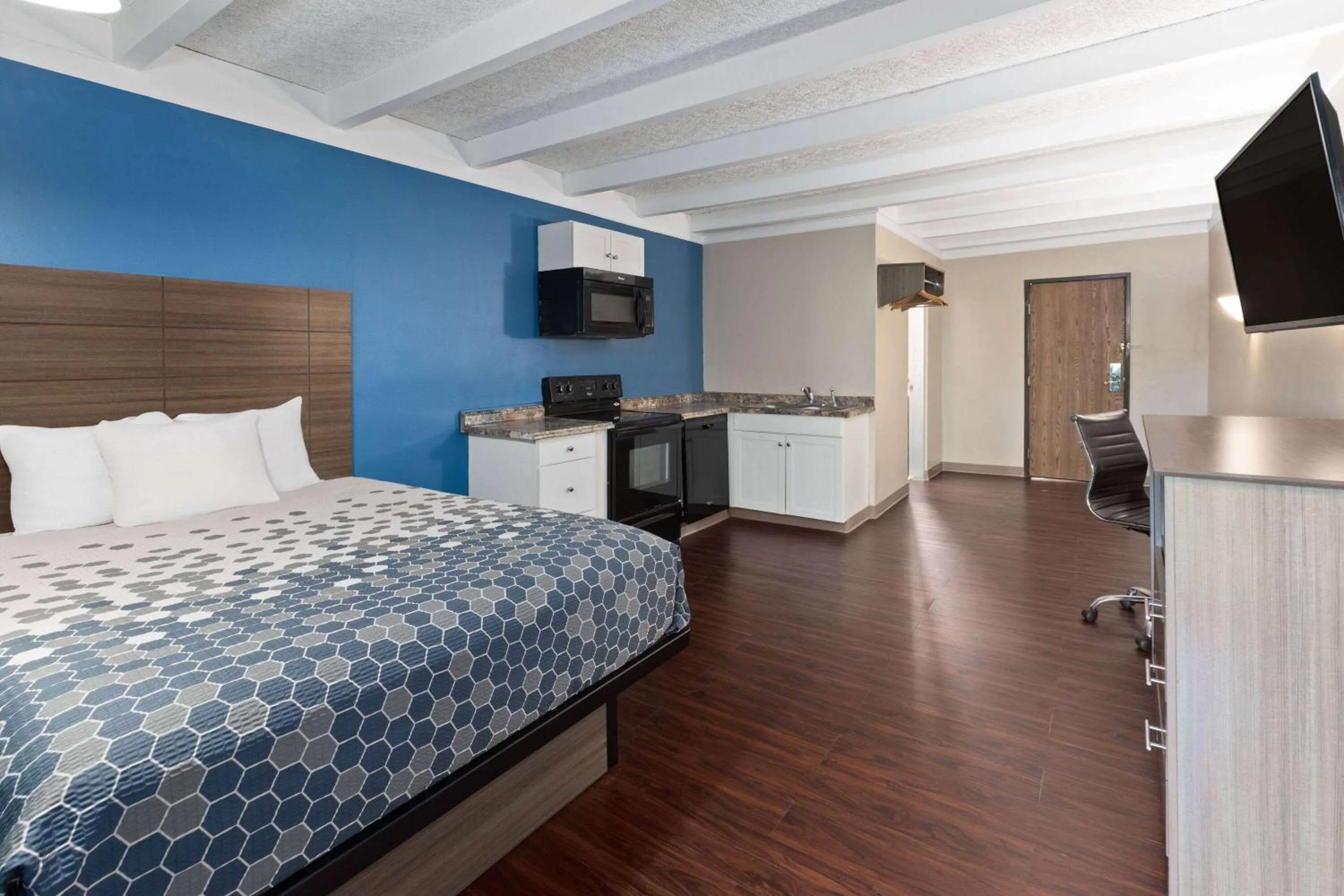 Photo of the whole room, Bed in Baymont by Wyndham Bay City