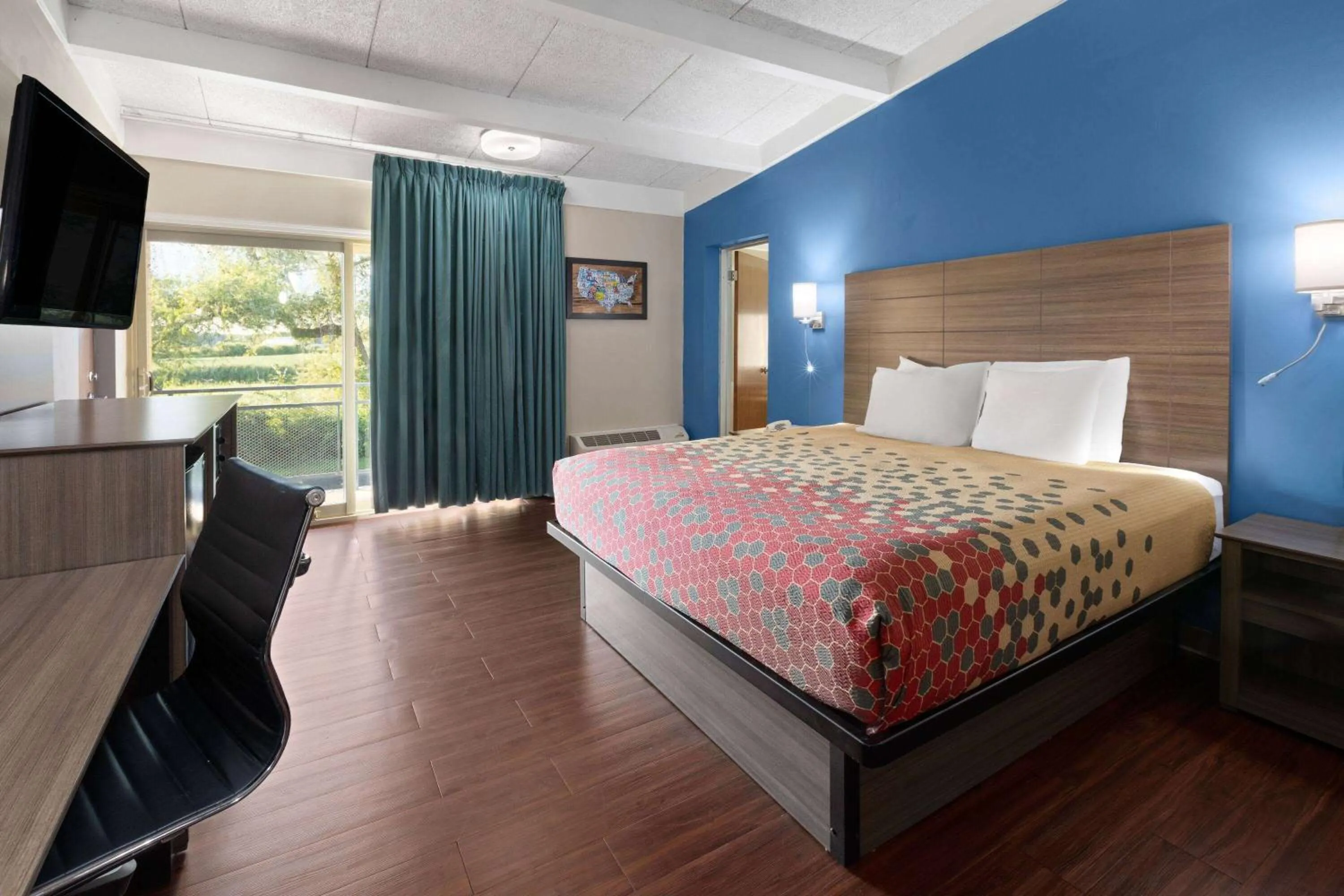 Bath, Bed in Baymont by Wyndham Bay City