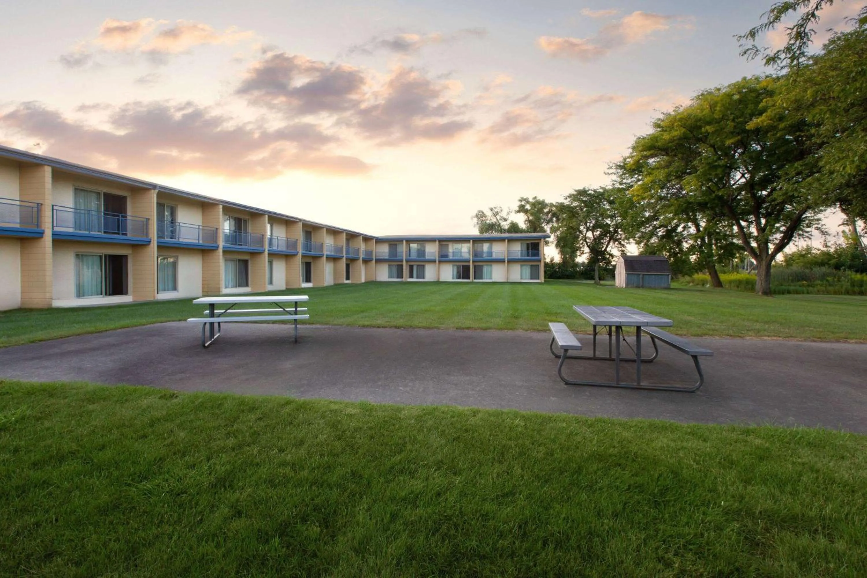 Inner courtyard view in Baymont by Wyndham Bay City