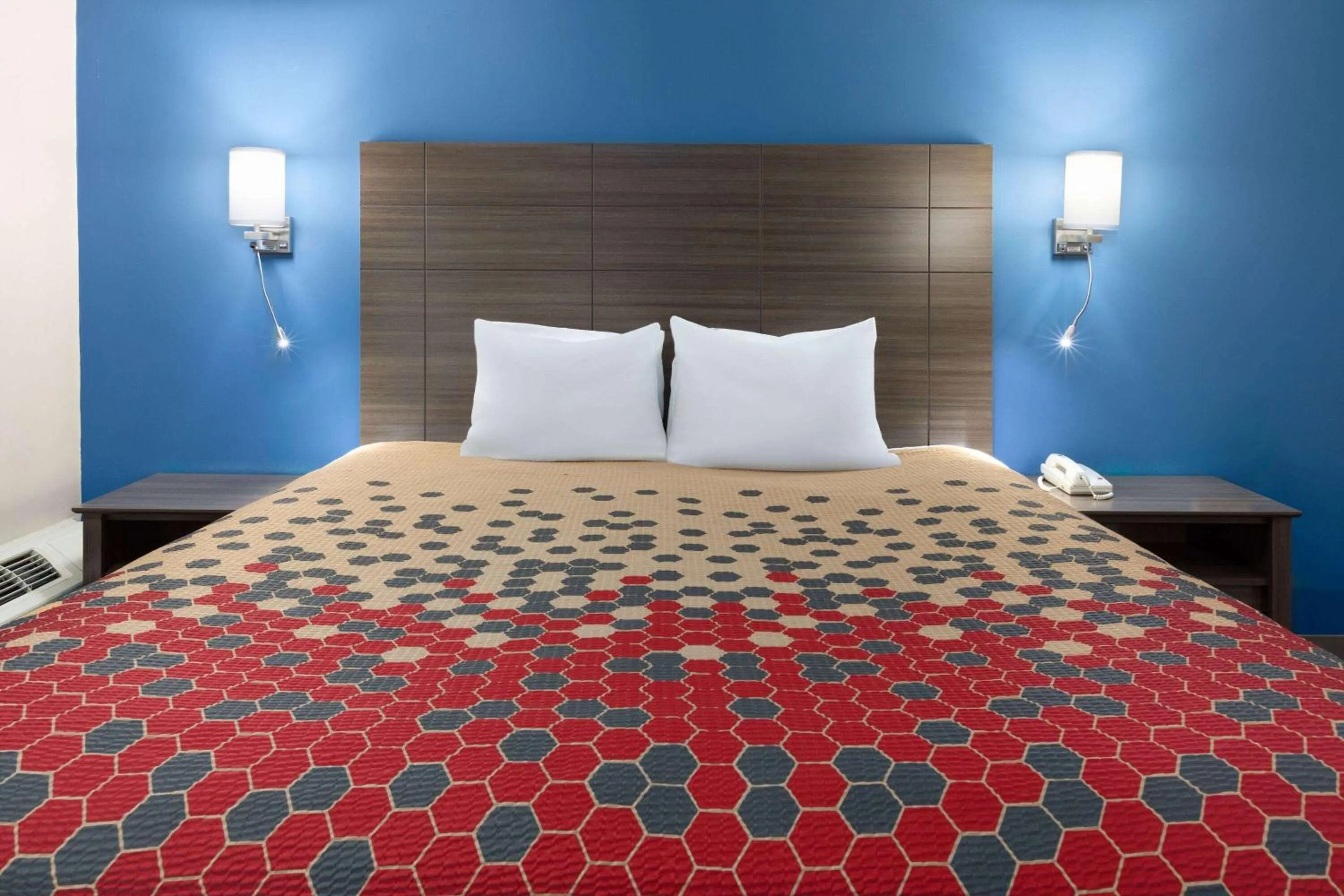 Photo of the whole room, Bed in Baymont by Wyndham Bay City