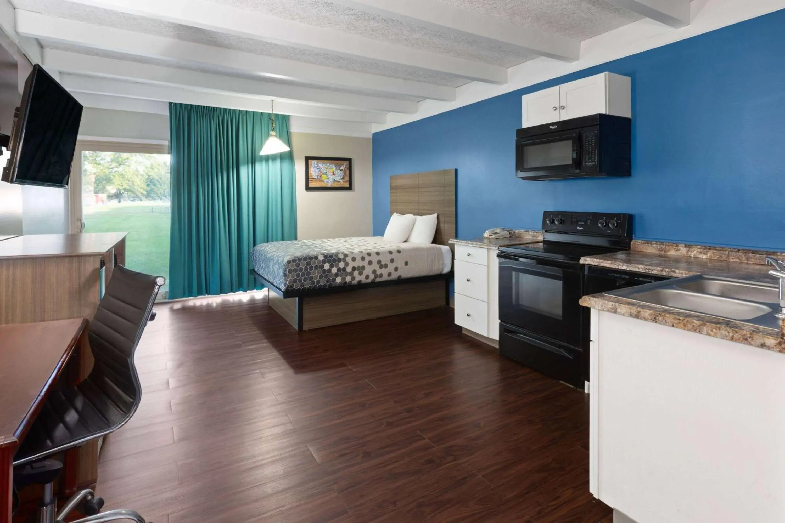 Queen Room - Non-Smoking in Baymont by Wyndham Bay City Queen Room - Non-Smoking in Baymont by Wyndham Bay City