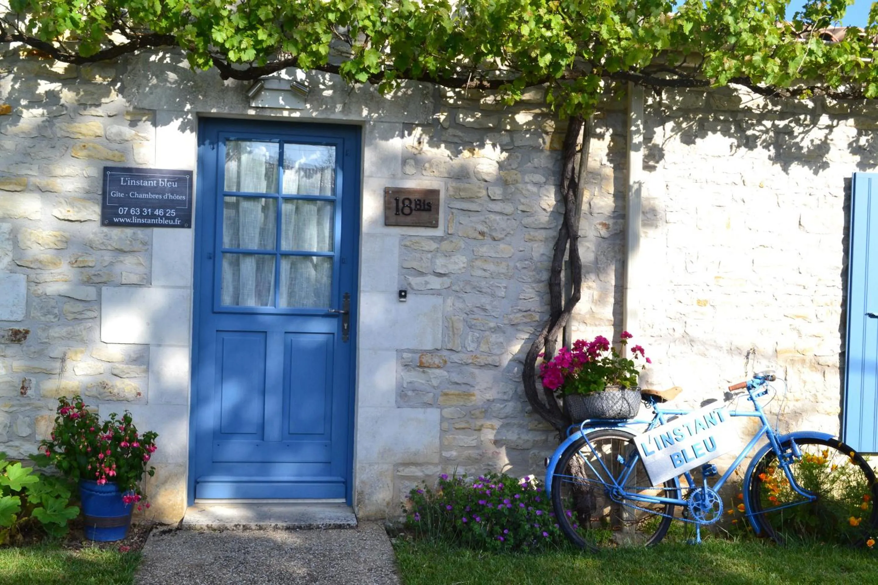 Property building in L'instant bleu