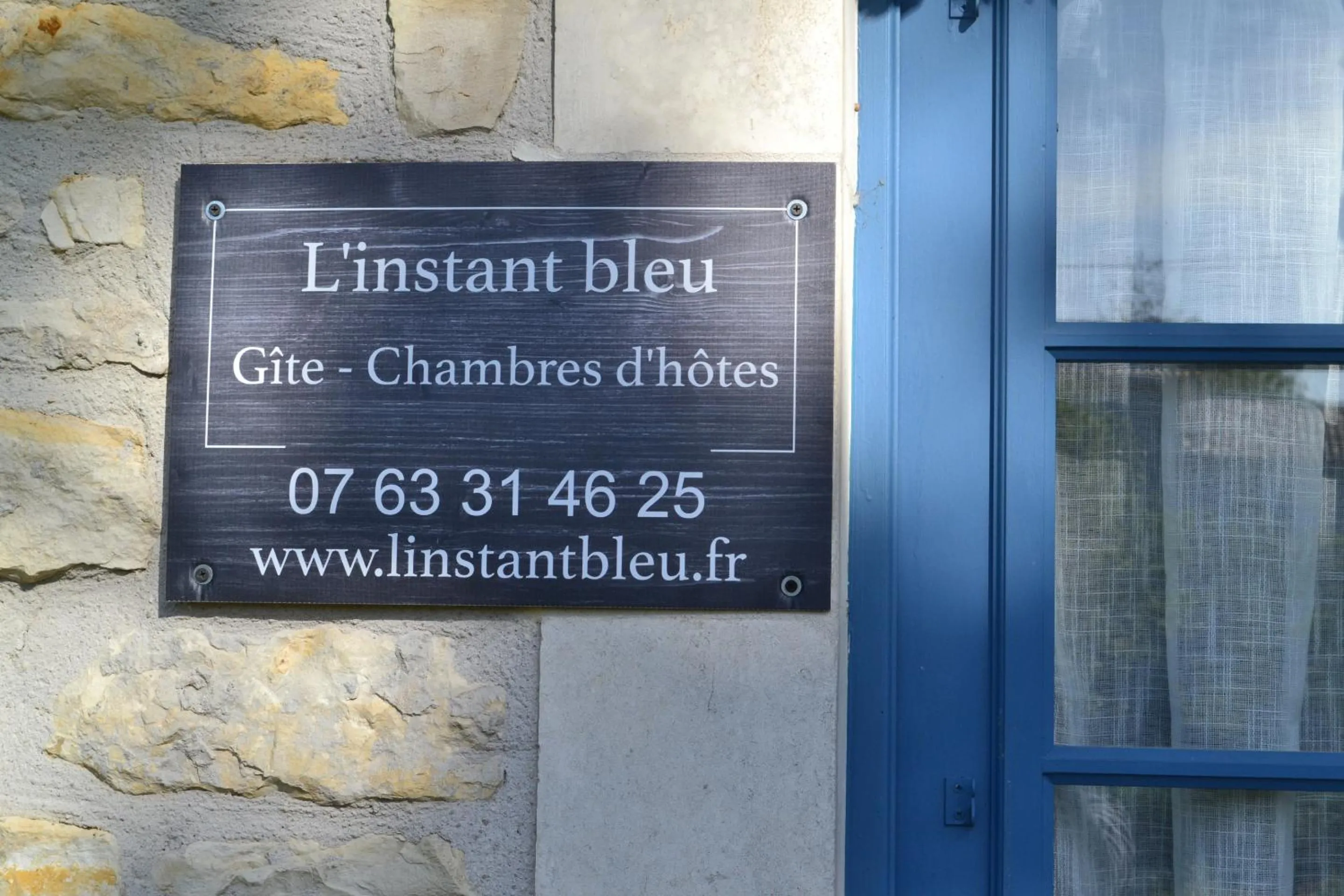 Property logo or sign in L'instant bleu