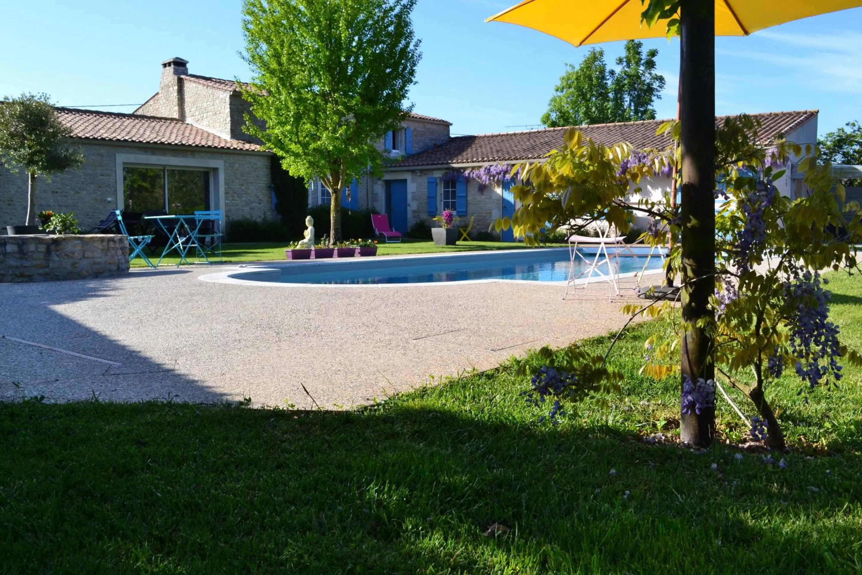 Pool view in L'instant bleu