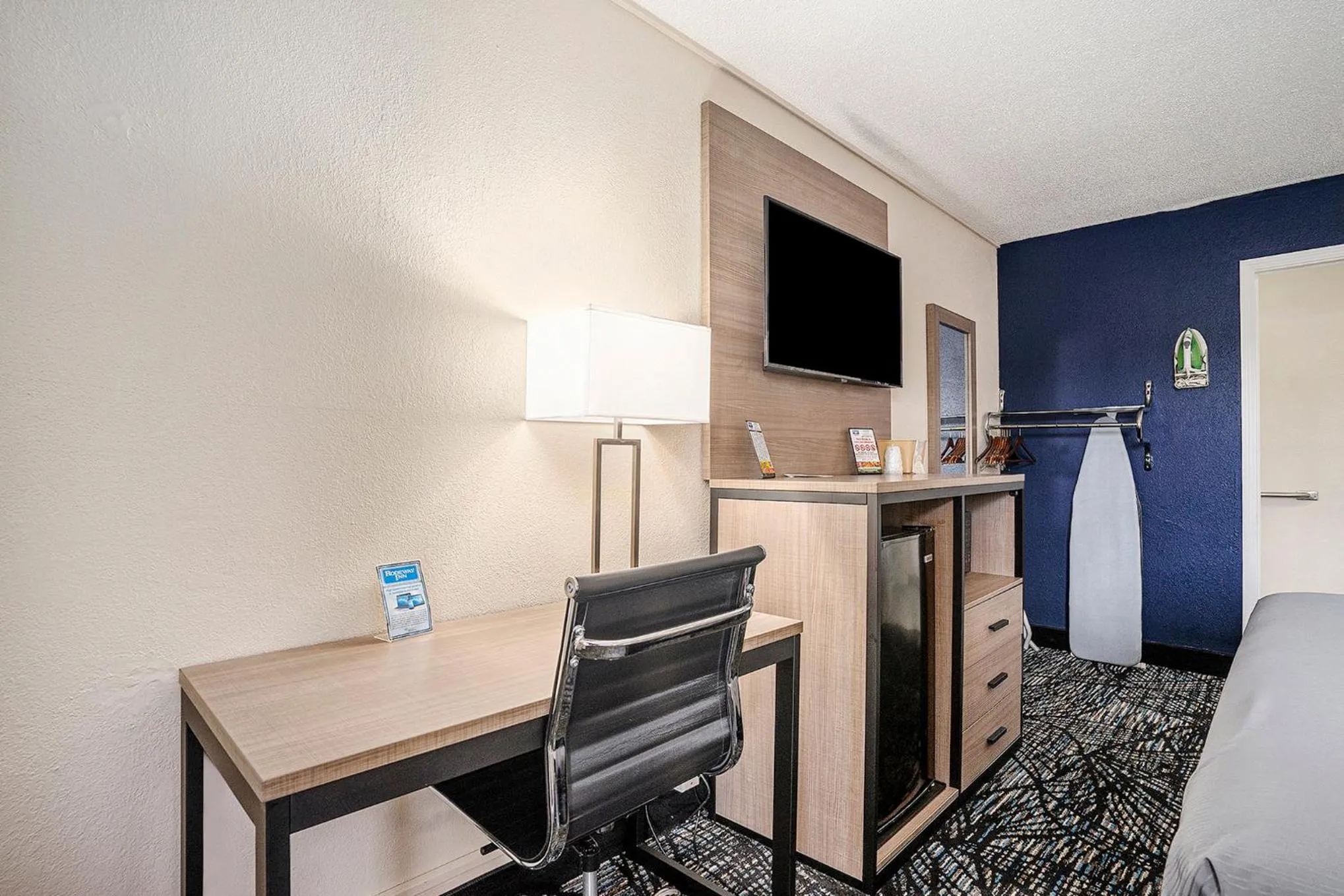 Bedroom, Bed in Rodeway Inn Grand Haven