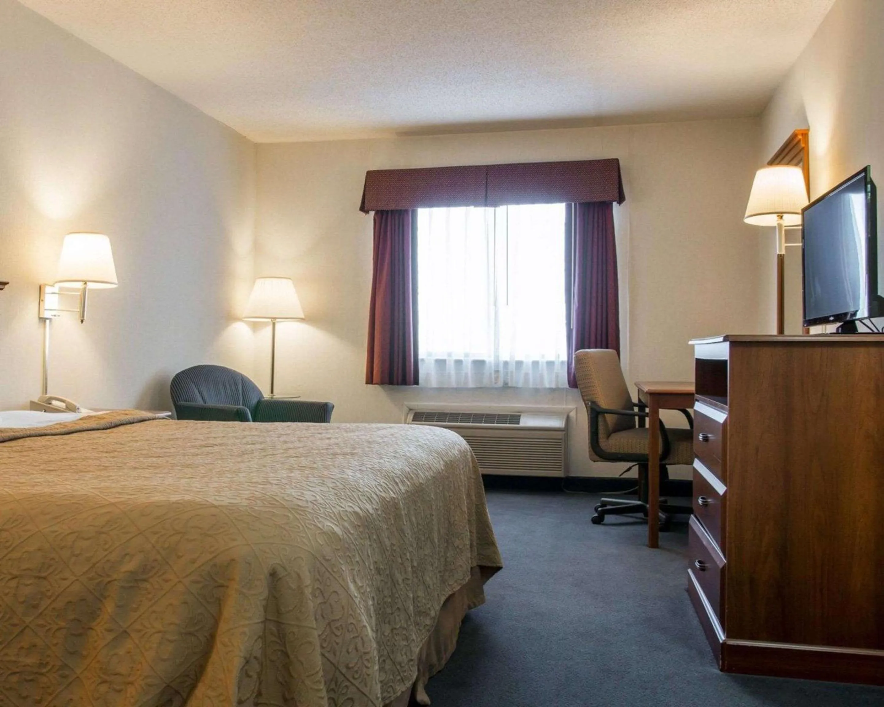 Photo of the whole room, Bed in Quality Inn Hudsonville South