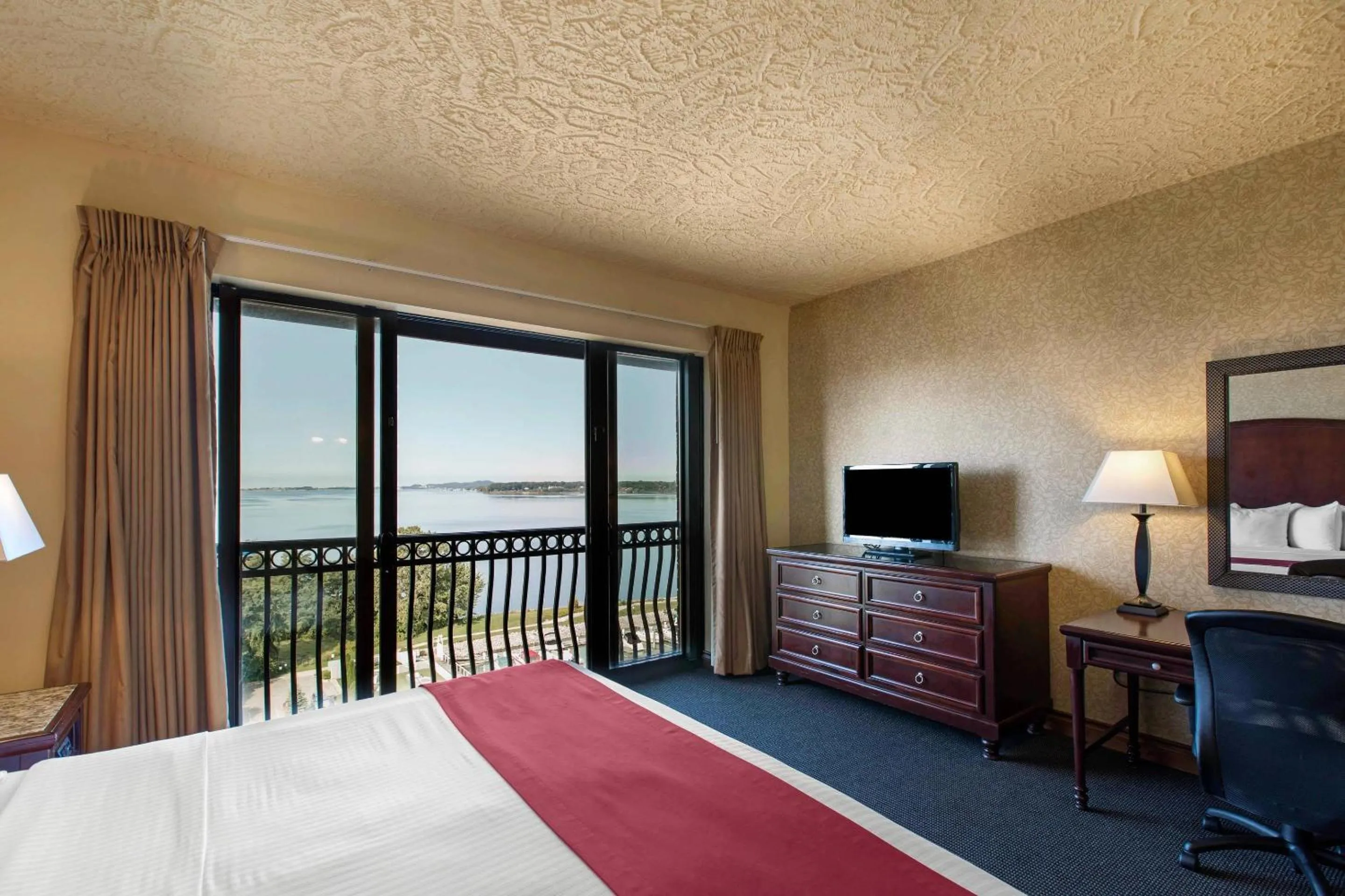 Bedroom, Bed in Shoreline Inn & Conference Center, an Ascend Collection Hotel