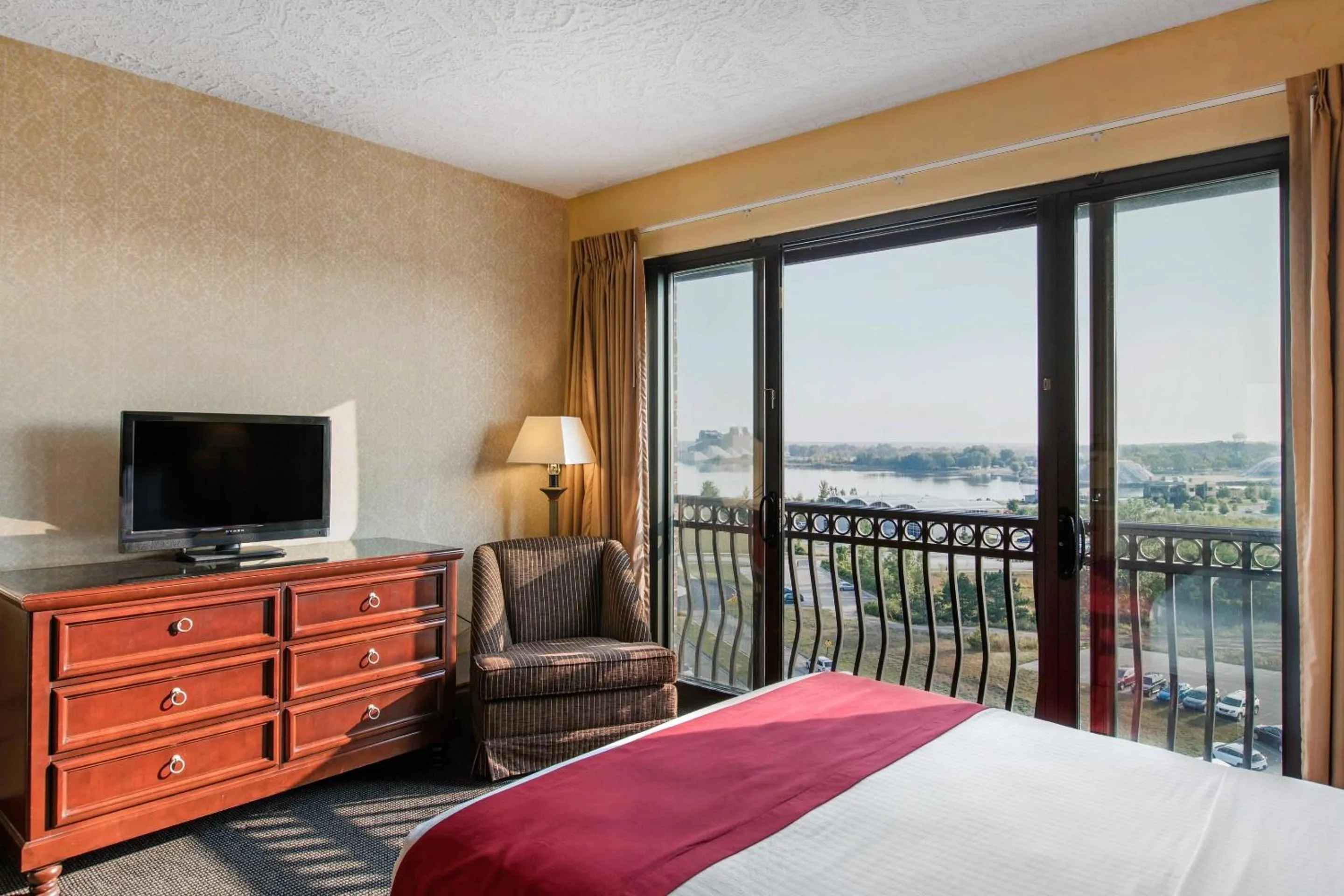 Bedroom, Bed in Shoreline Inn & Conference Center, an Ascend Collection Hotel