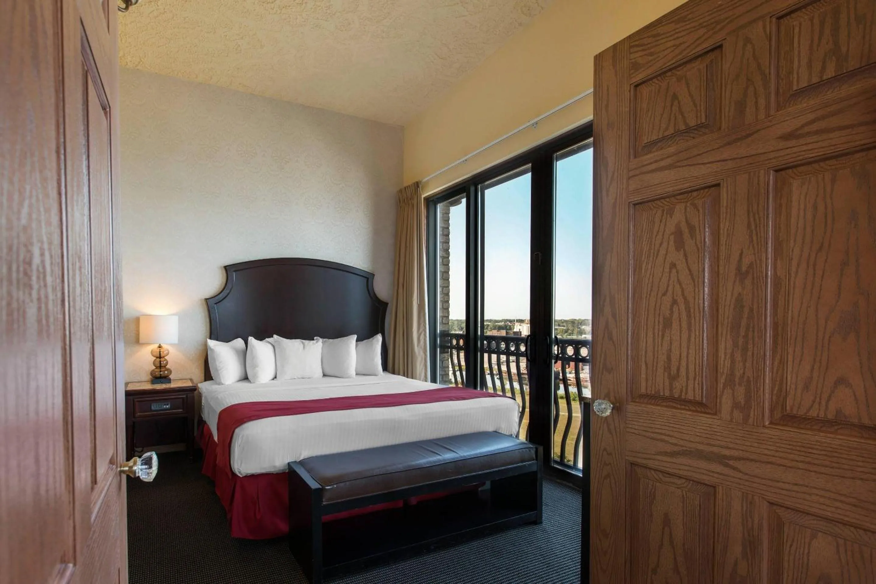 Bedroom, Bed in Shoreline Inn & Conference Center, an Ascend Collection Hotel