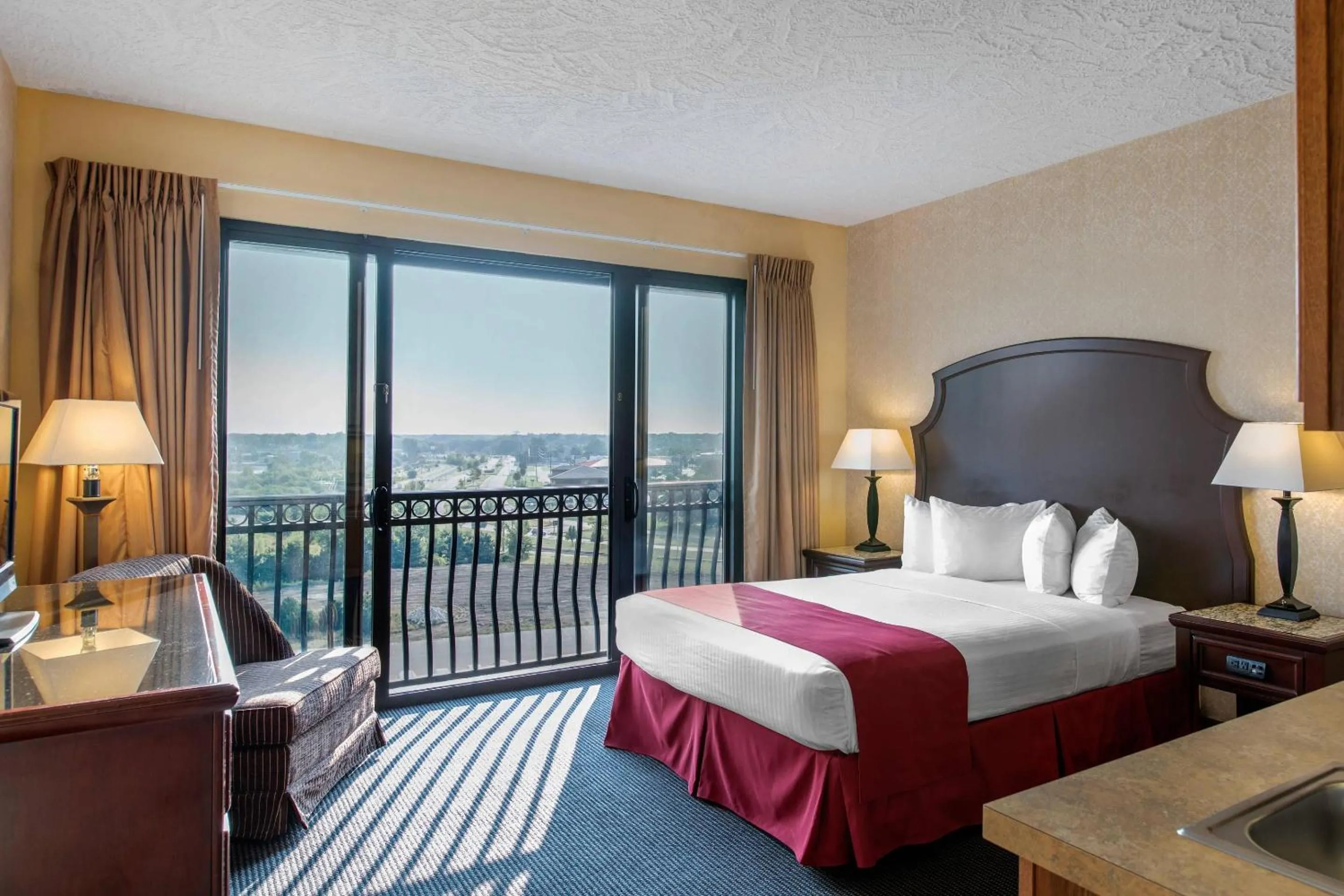 Bedroom, Bed in Shoreline Inn & Conference Center, an Ascend Collection Hotel