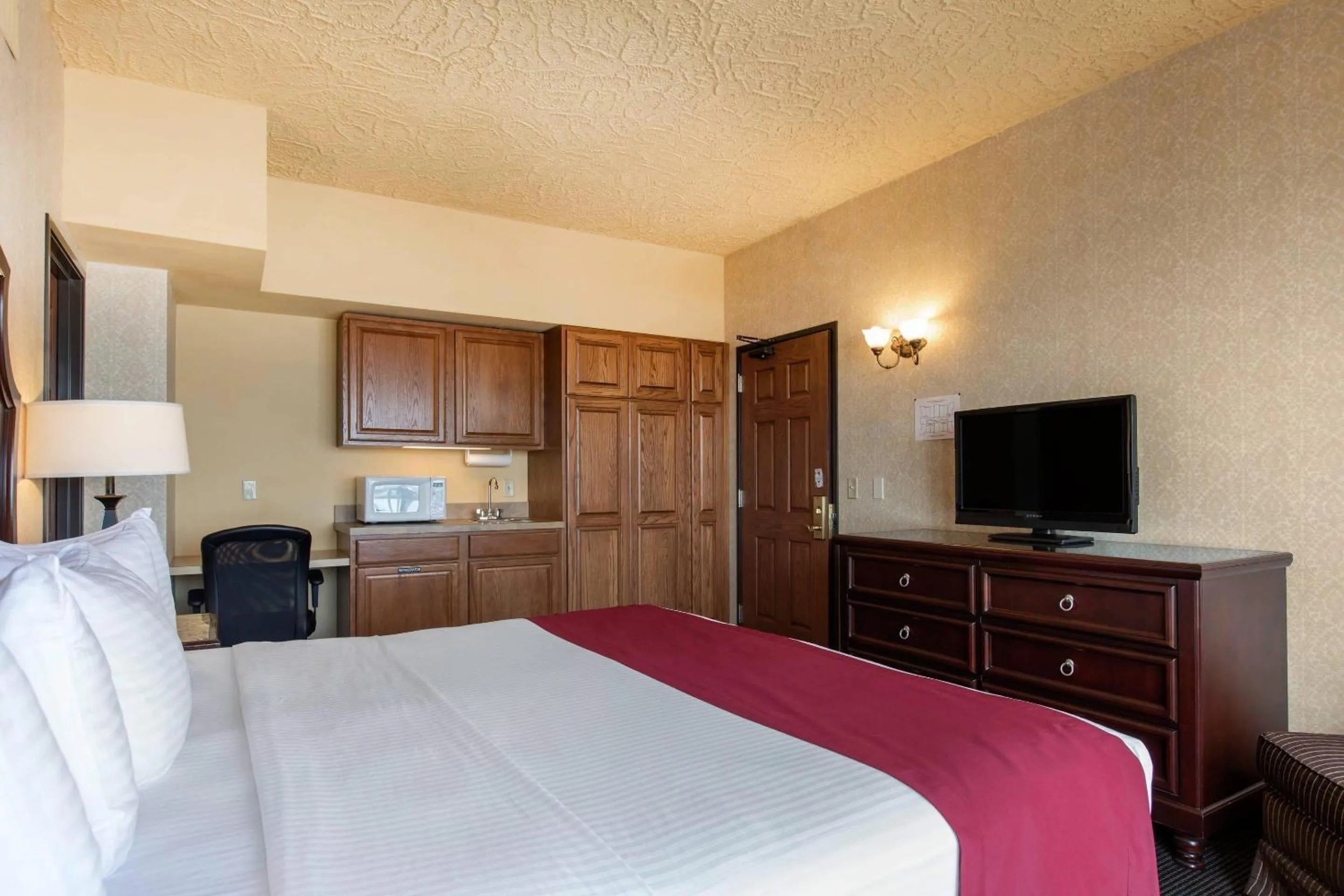 Bedroom, Bed in Shoreline Inn & Conference Center, an Ascend Collection Hotel