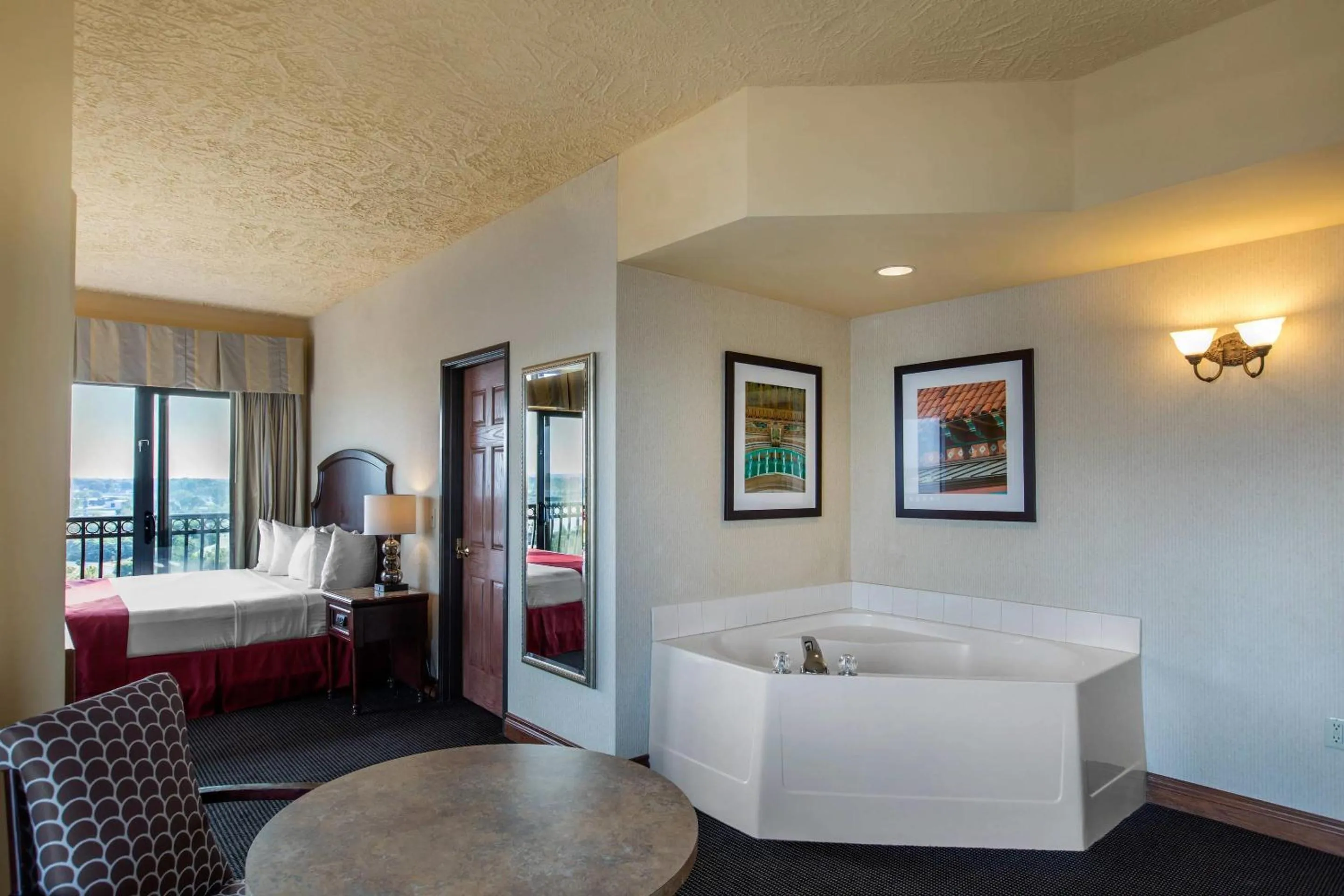 Bedroom, Bed in Shoreline Inn & Conference Center, an Ascend Collection Hotel