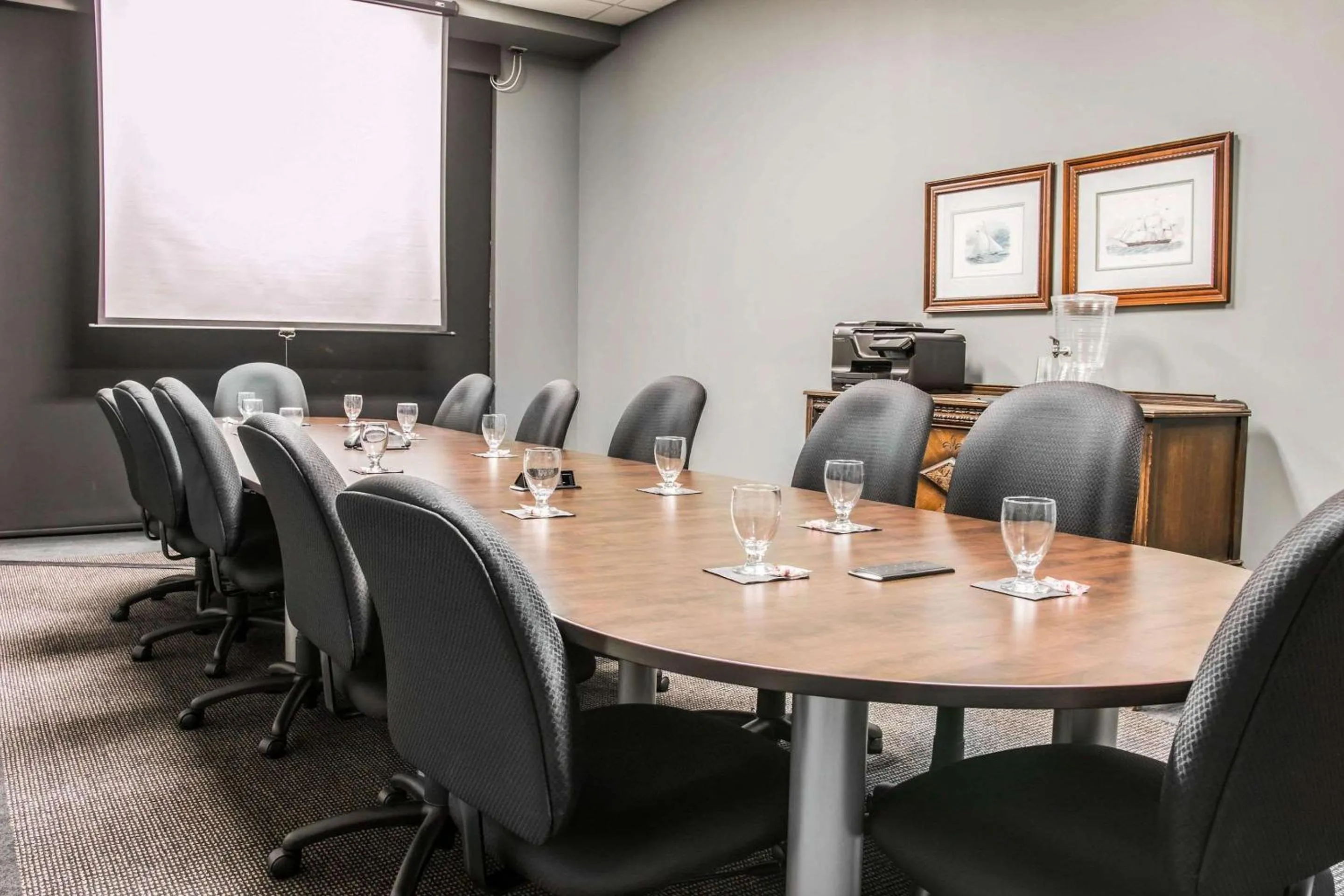 Meeting/conference room in Shoreline Inn & Conference Center, an Ascend Collection Hotel