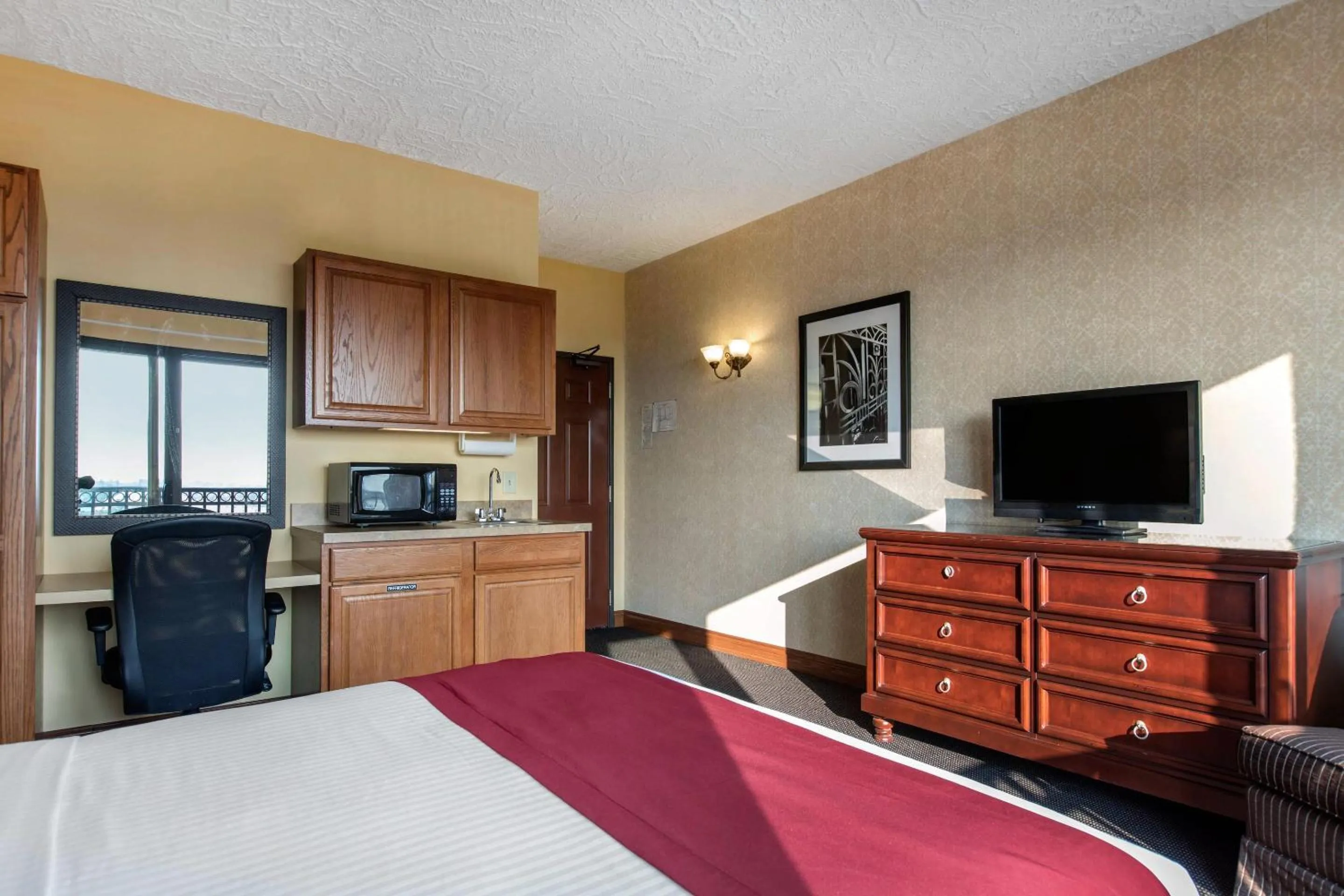 Bedroom, Bed in Shoreline Inn & Conference Center, an Ascend Collection Hotel