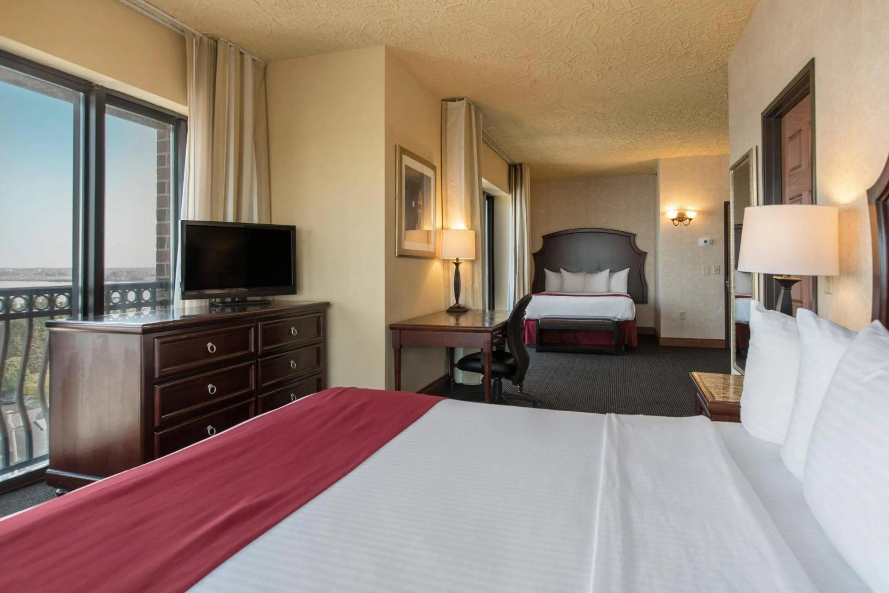 Bedroom, Bed in Shoreline Inn & Conference Center, an Ascend Collection Hotel