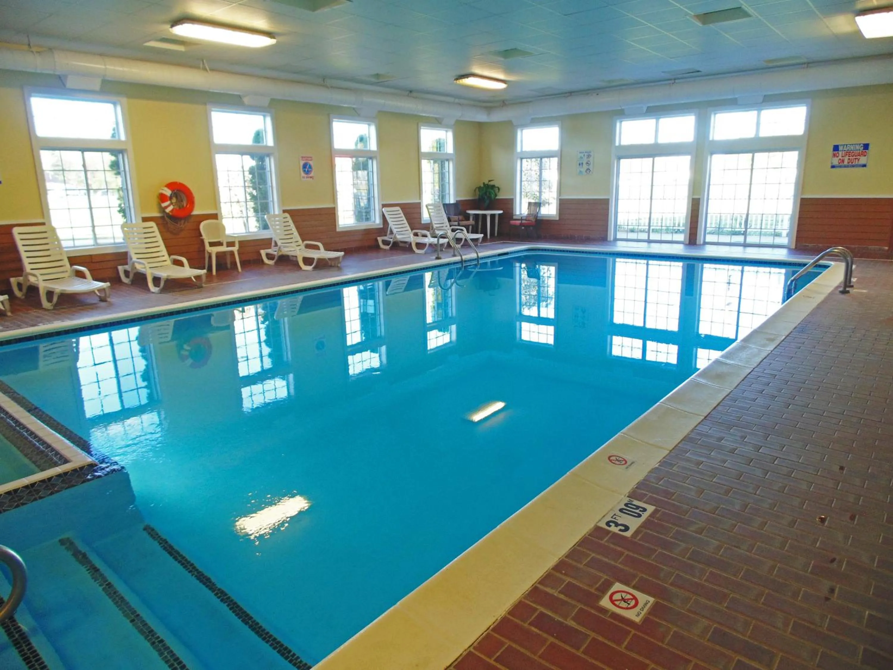 Swimming pool in American Inn and Suites Houghton Lake