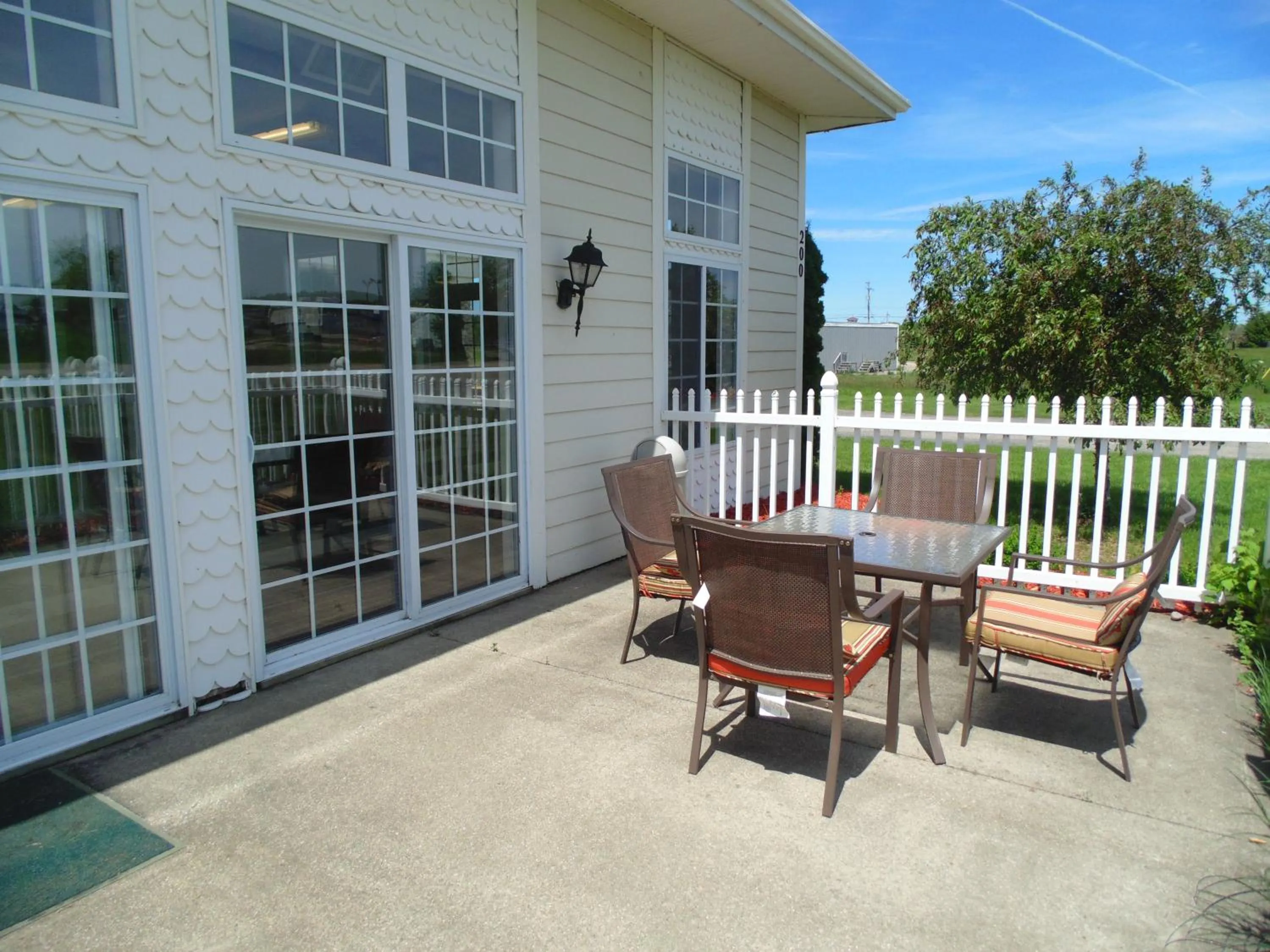 Patio in American Inn and Suites Houghton Lake
