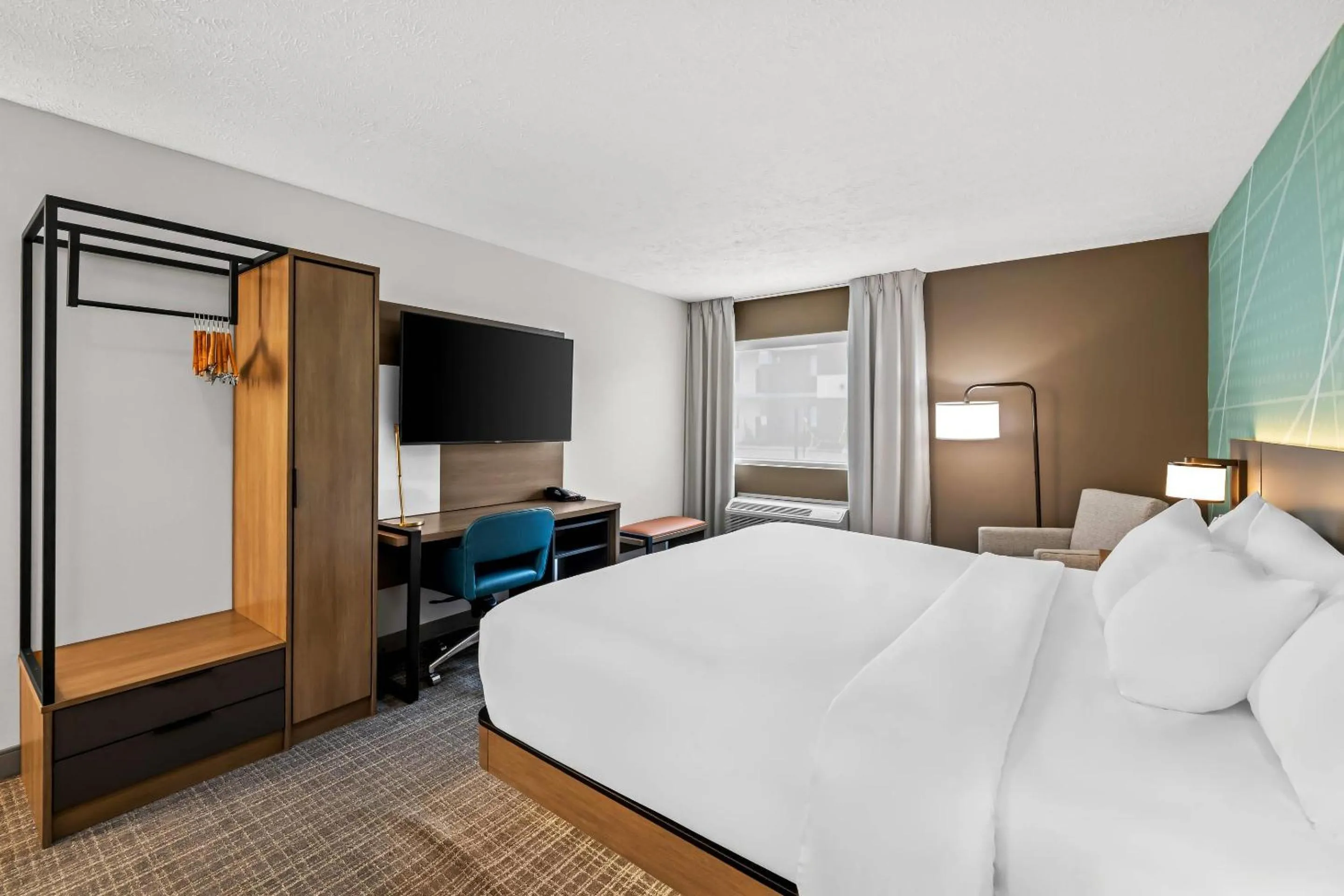 Bedroom, Bed in Comfort Inn Traverse City