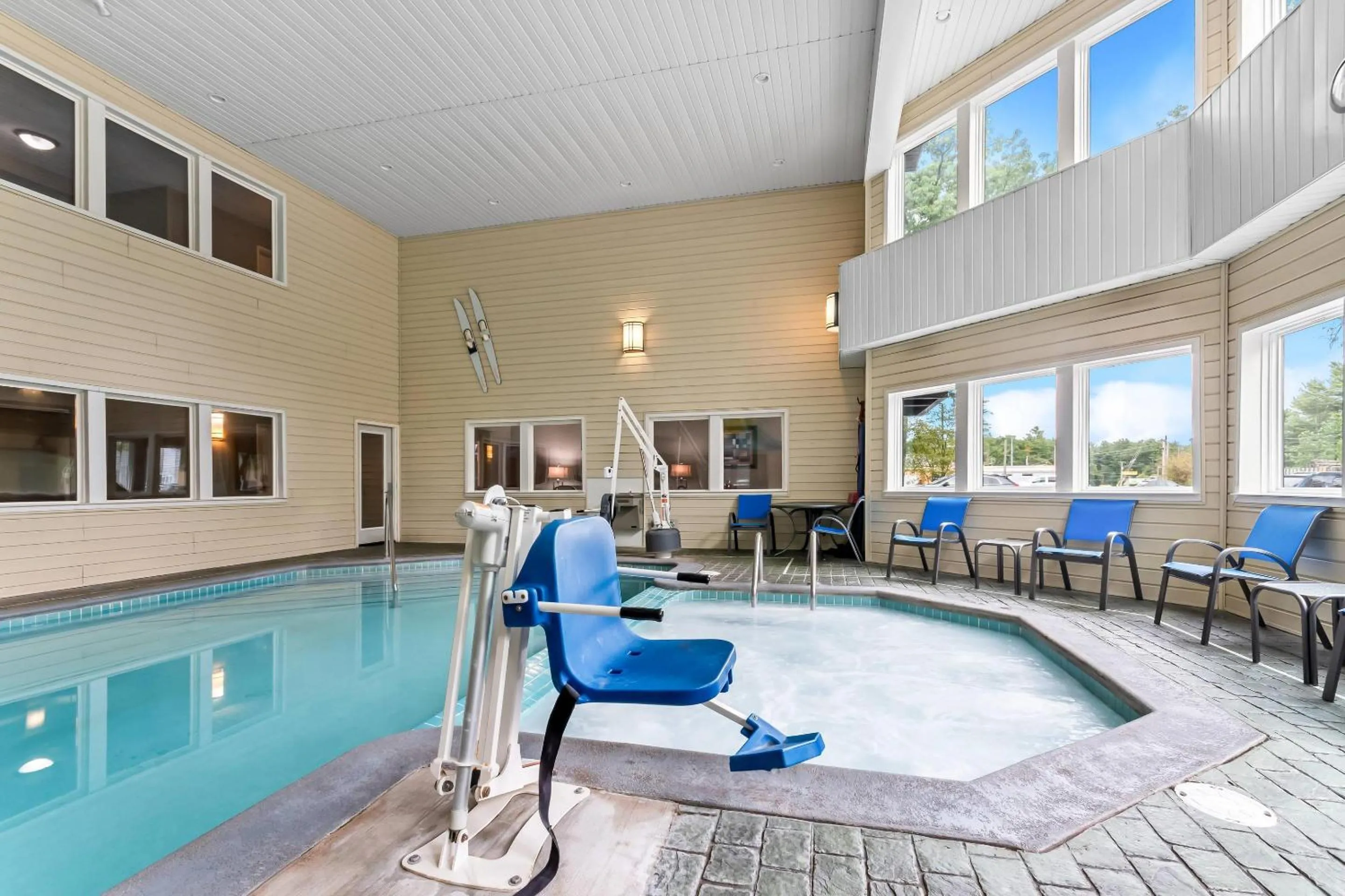 Swimming pool in Comfort Inn Traverse City