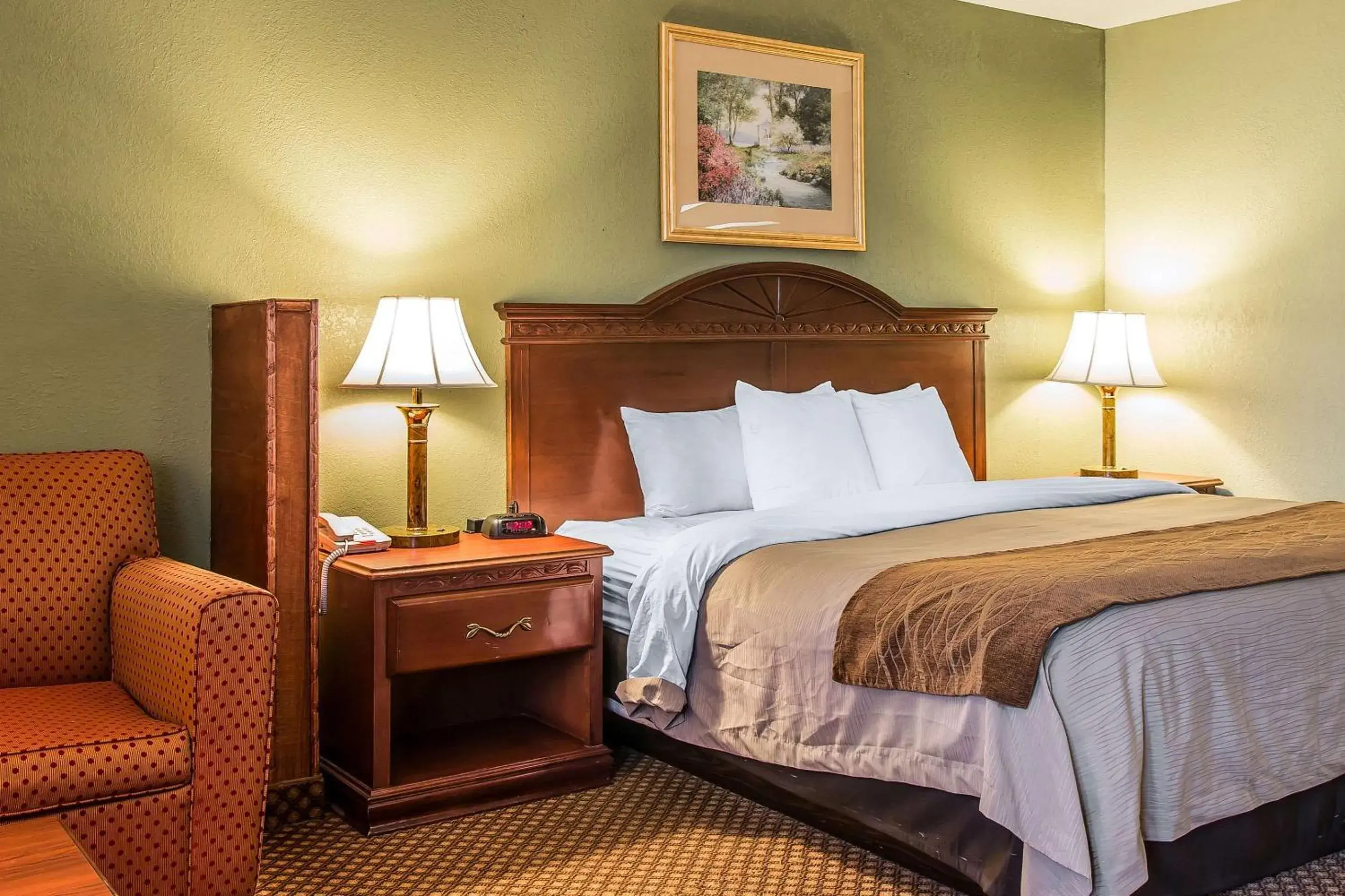 Standard King Room - Non-Smoking in Quality Inn & Suites Ann Arbor Hwy 23 Standard King Room - Non-Smoking in Quality Inn & Suites Ann Arbor Hwy 23