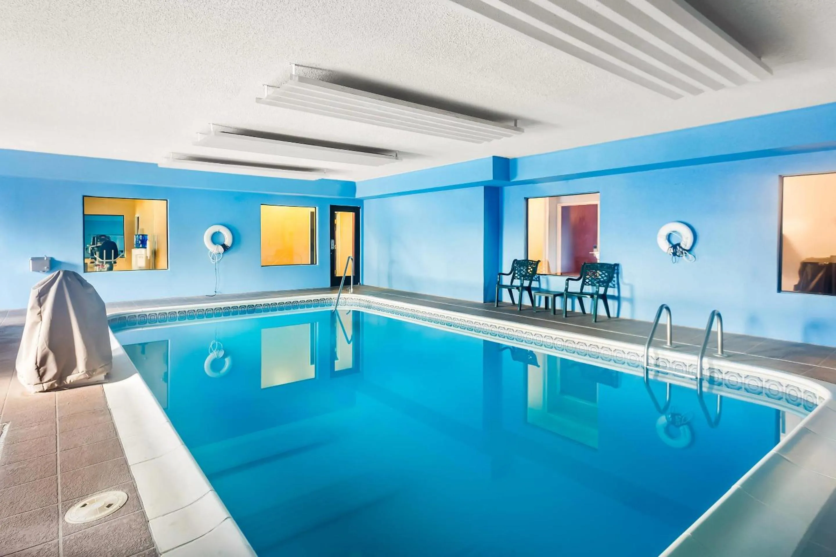 Swimming pool in Quality Inn & Suites Niles