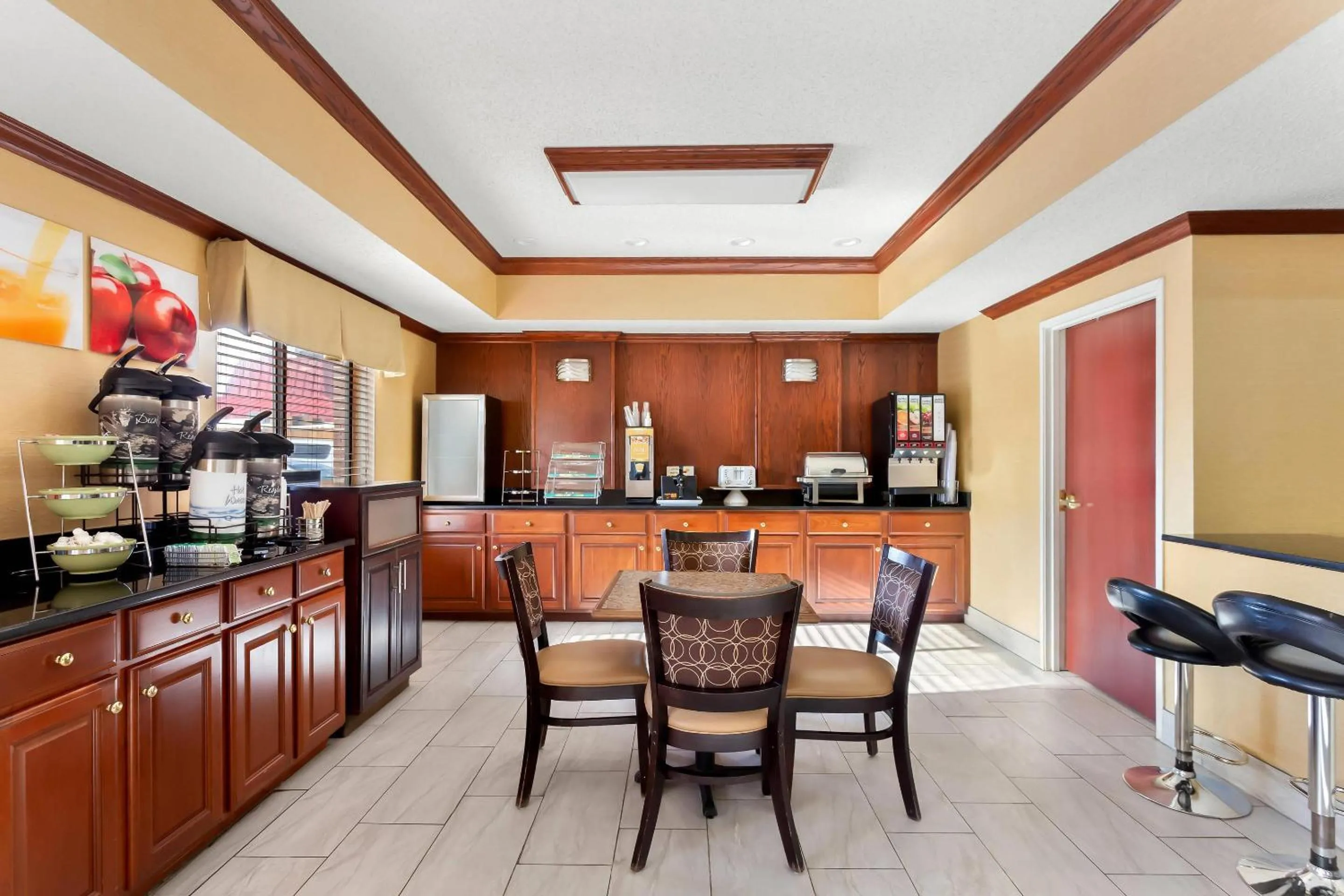 Breakfast in Quality Inn & Suites Niles