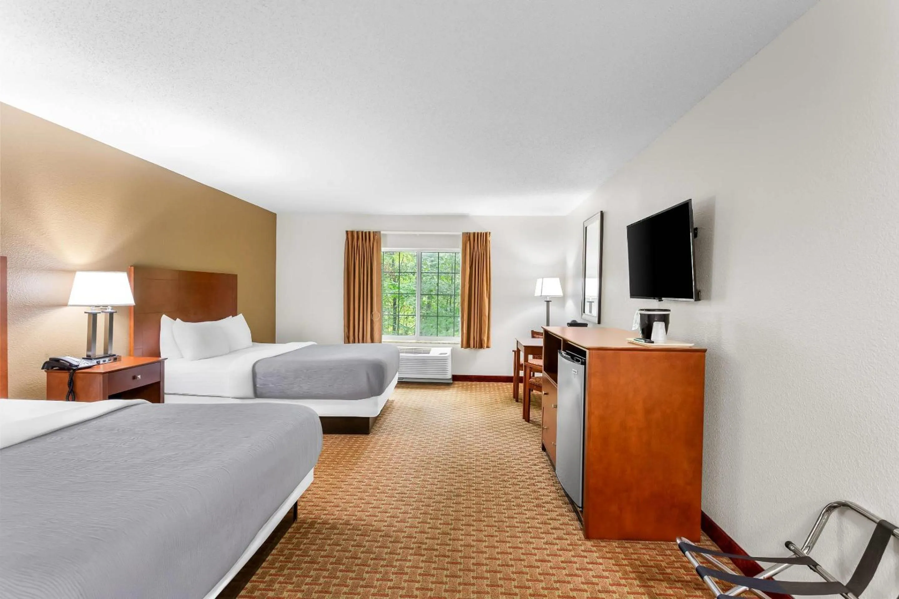 Bedroom, Bed in Quality Inn Near Interstate I94