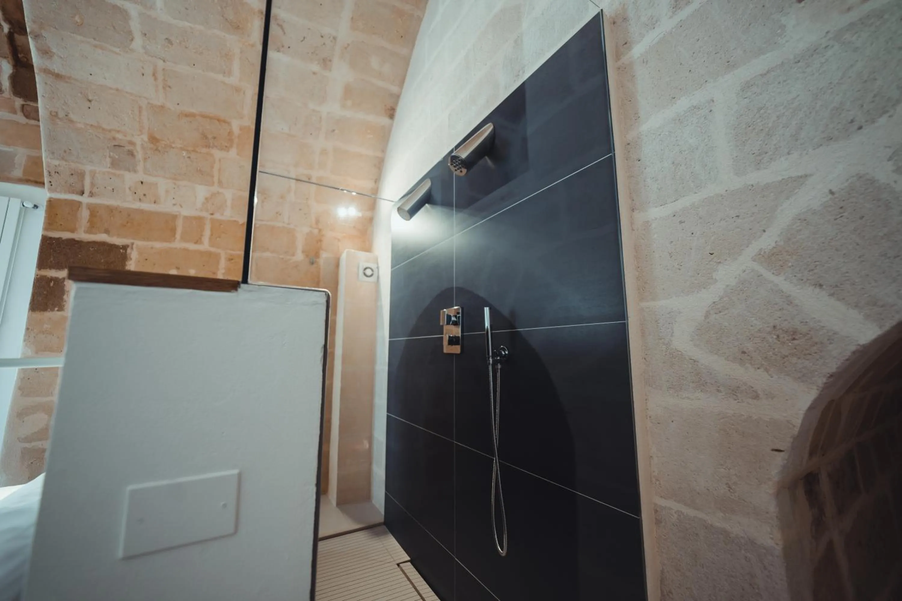 Shower in Endea Suite Rooms & Lounge SPA