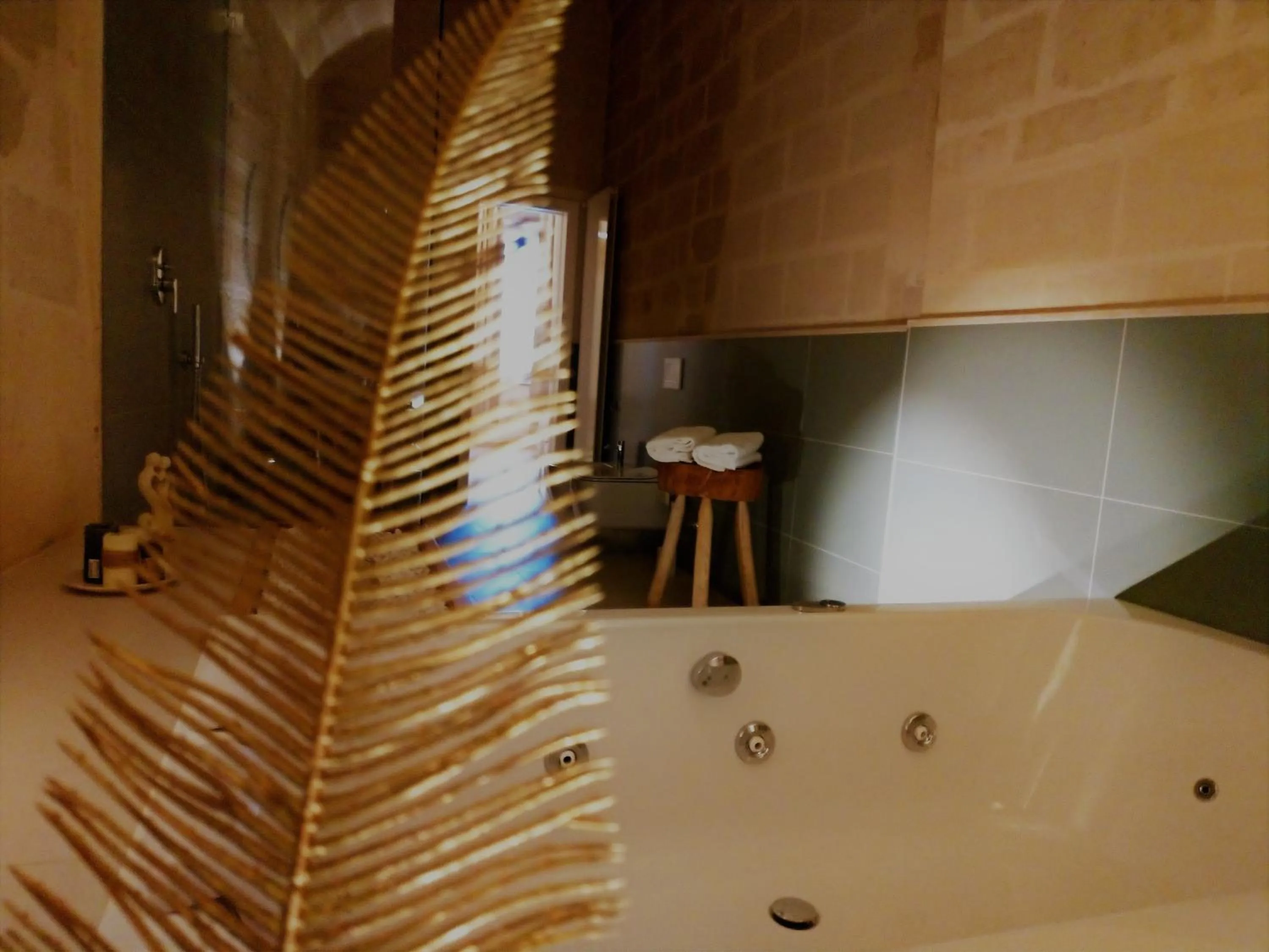 Hot Tub in Endea Suite Rooms & Lounge SPA