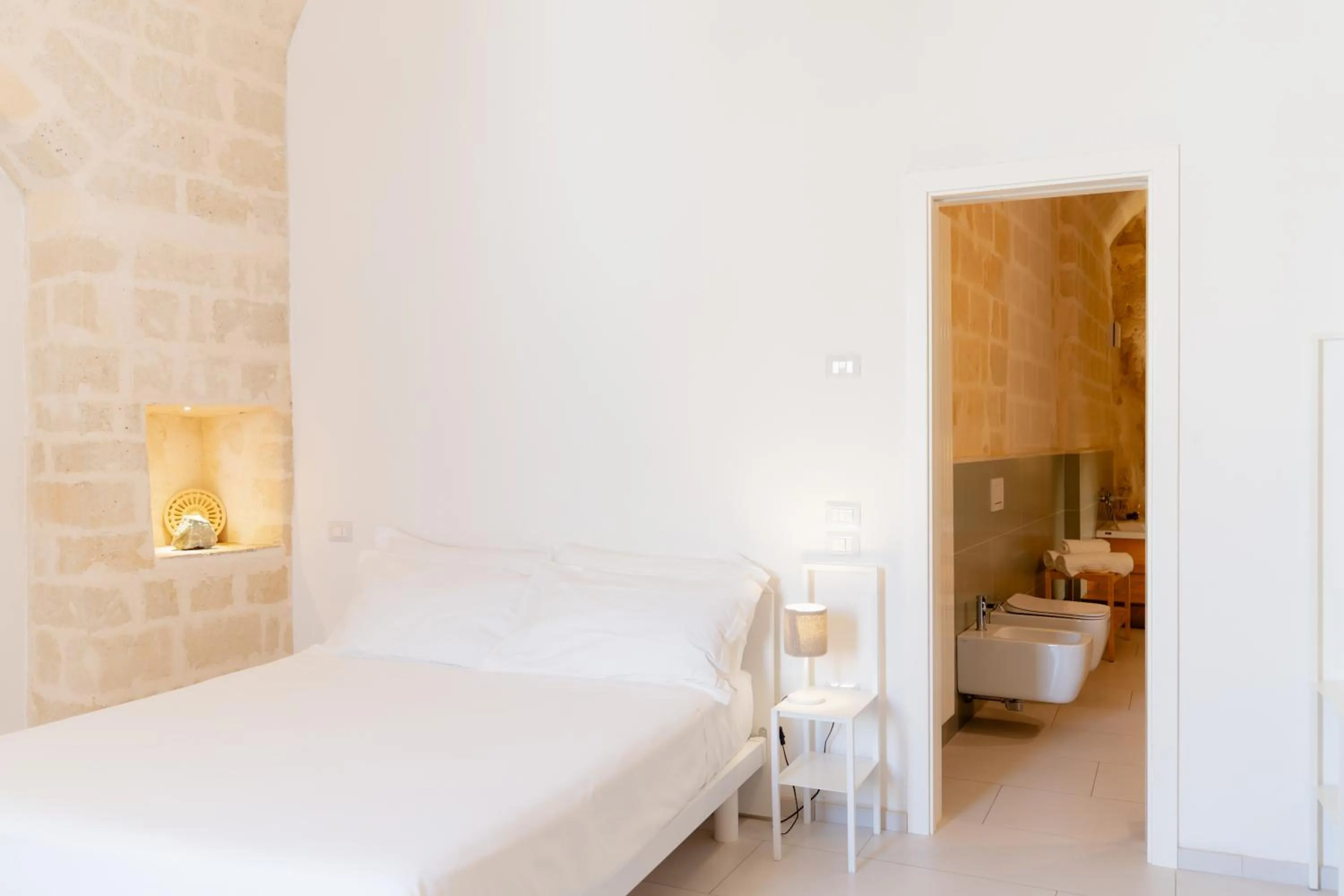 Photo of the whole room, Bed in Endea Suite Rooms & Lounge SPA