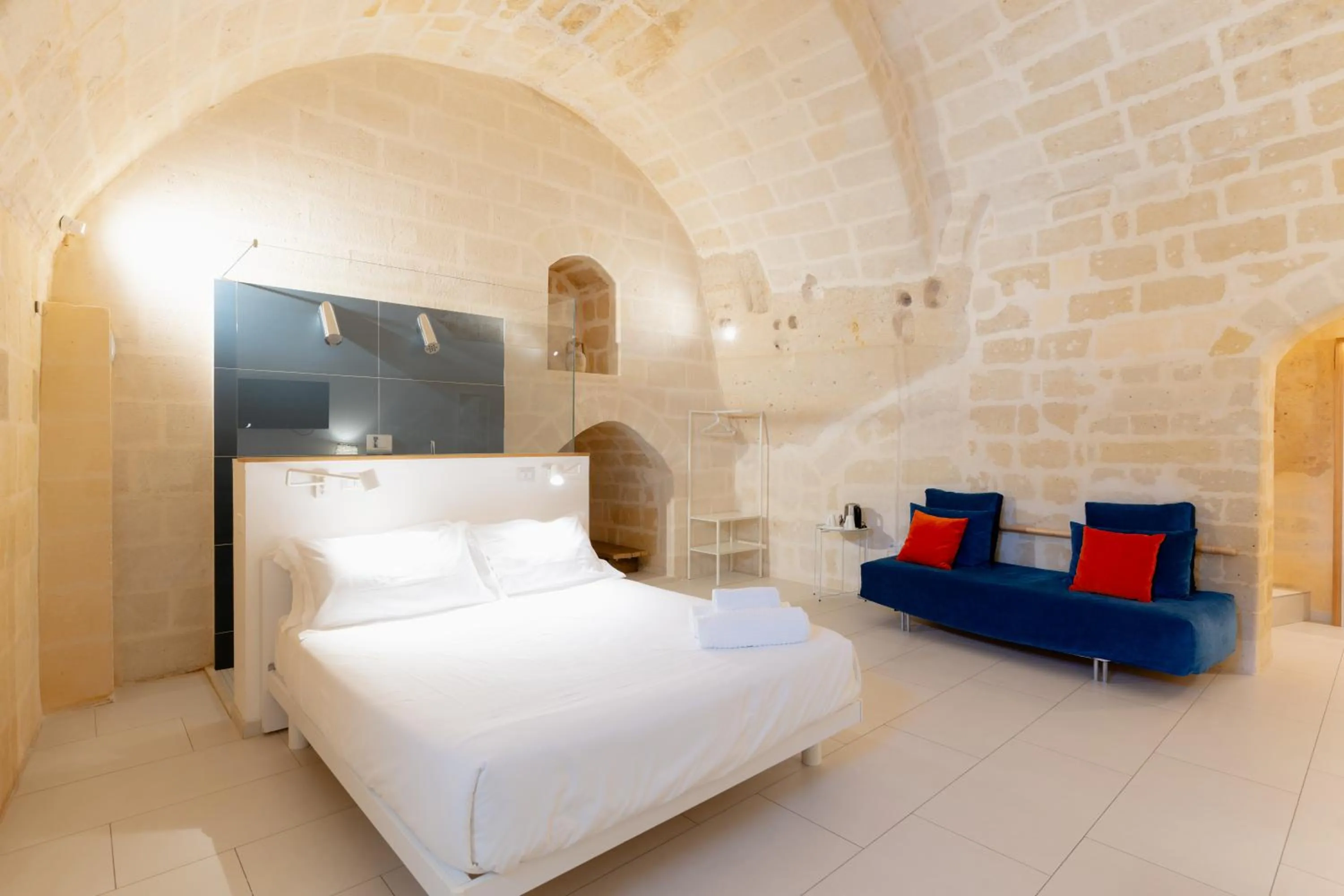 Photo of the whole room, Bed in Endea Suite Rooms & Lounge SPA