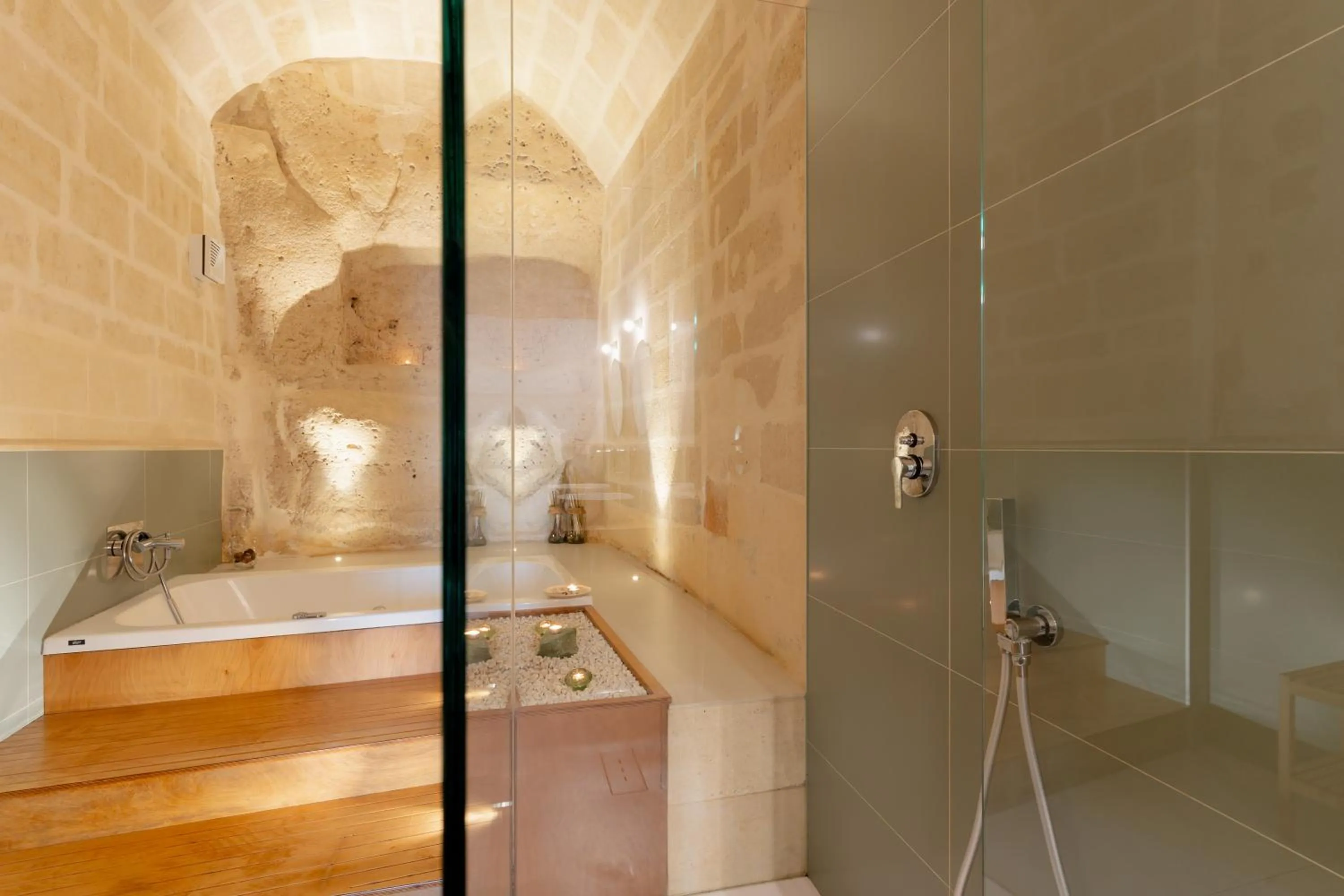 Shower in Endea Suite Rooms & Lounge SPA