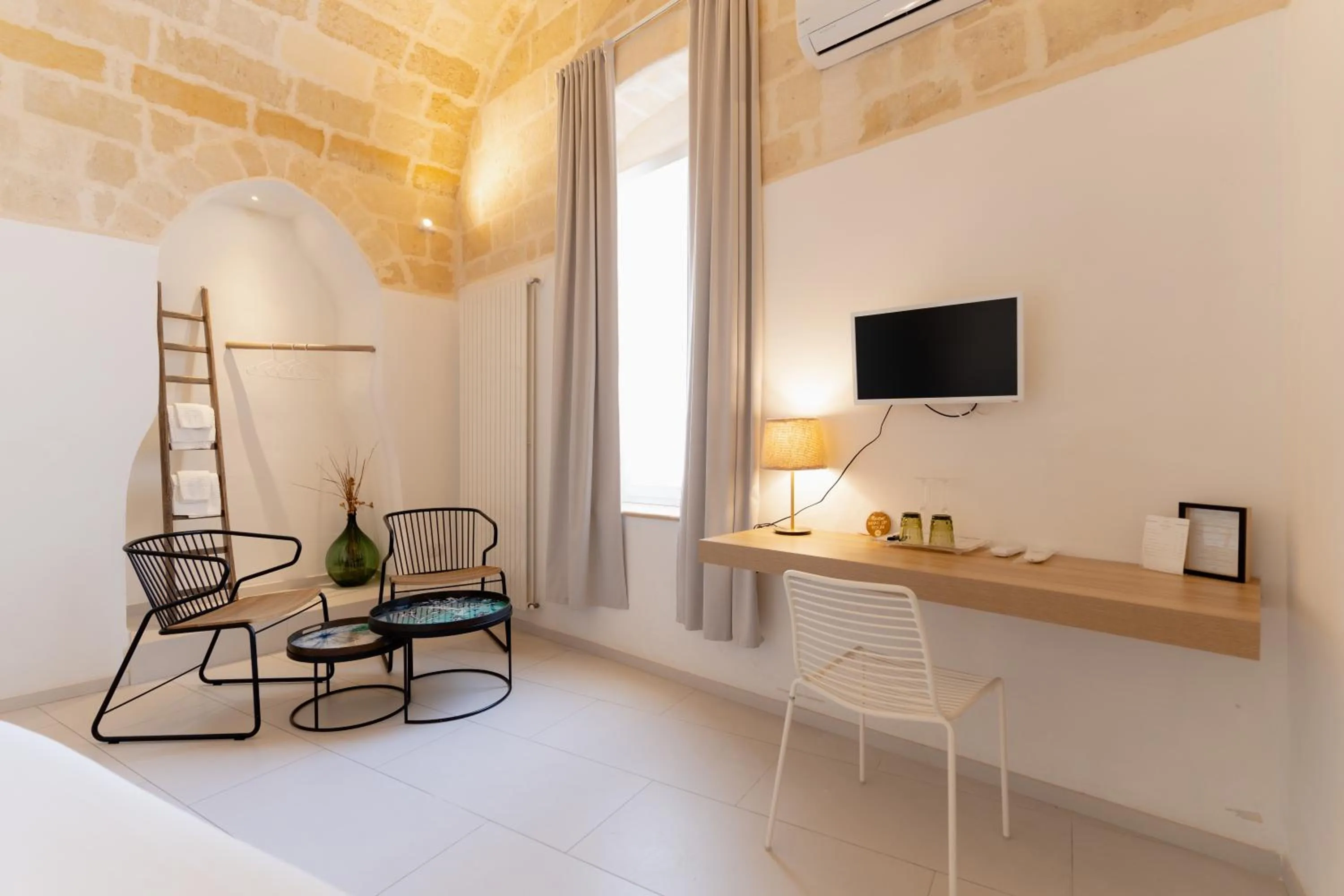 TV and multimedia in Endea Suite Rooms & Lounge SPA