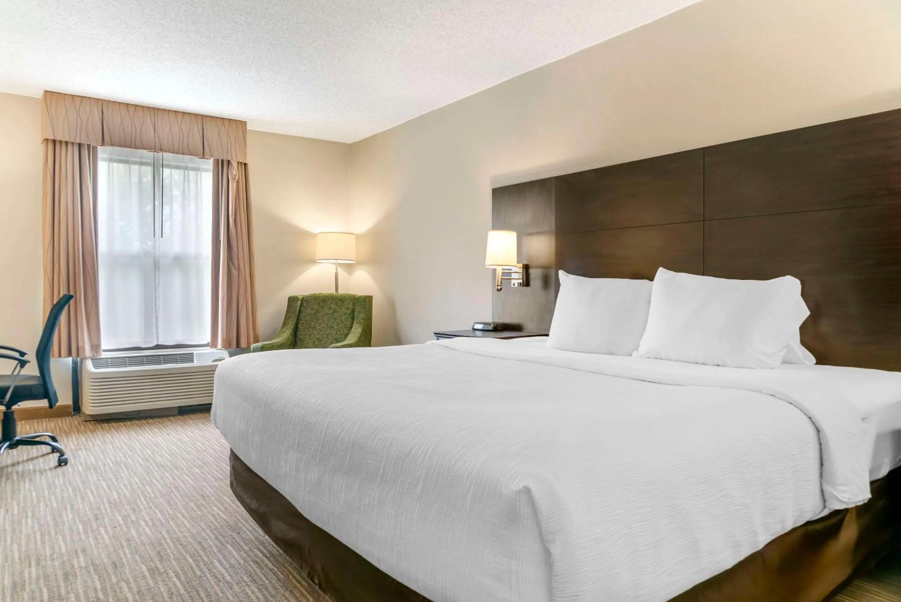 Bedroom, Bed in Quality Inn & Suites Monroe