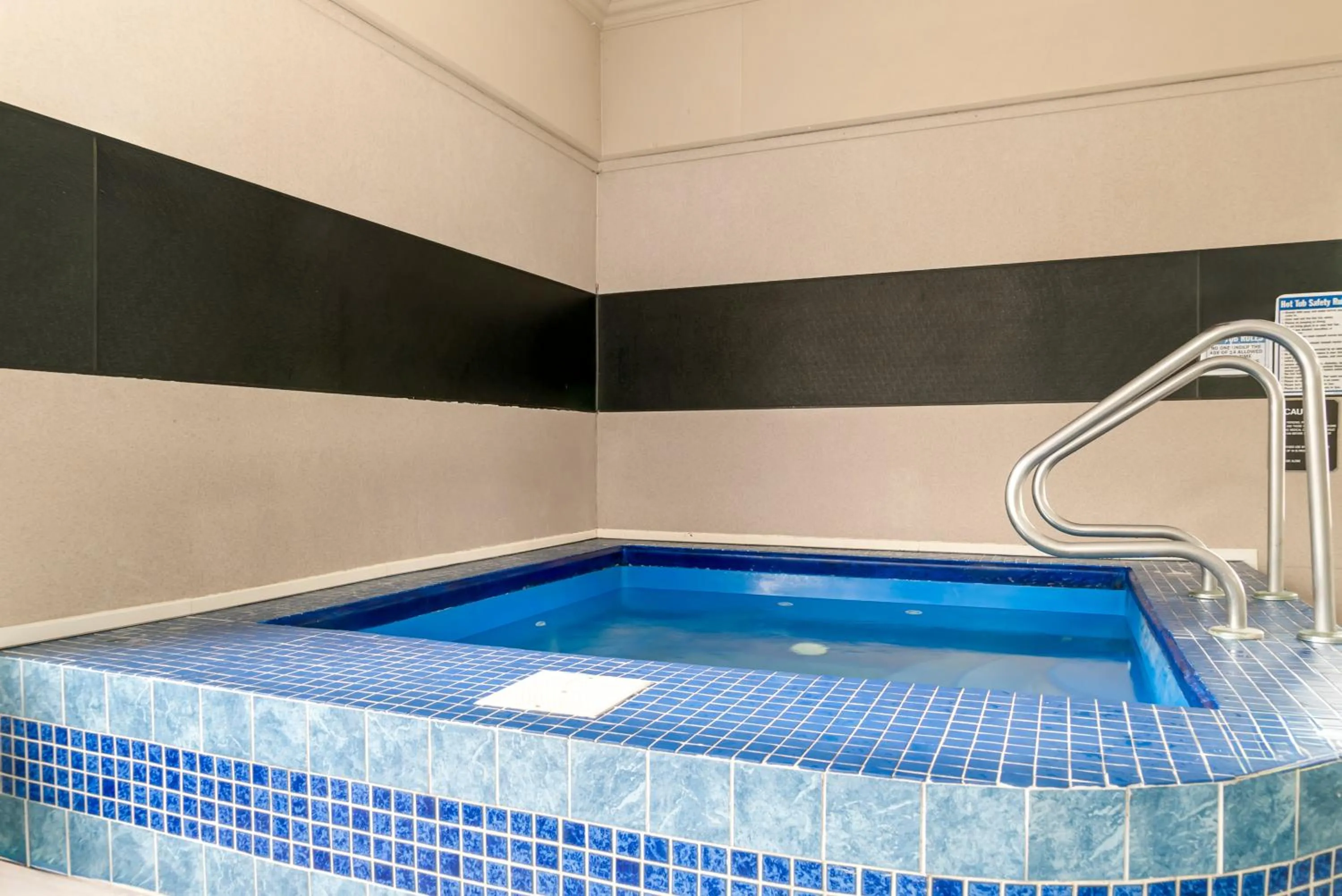 Hot Tub in Quality Inn & Suites Monroe