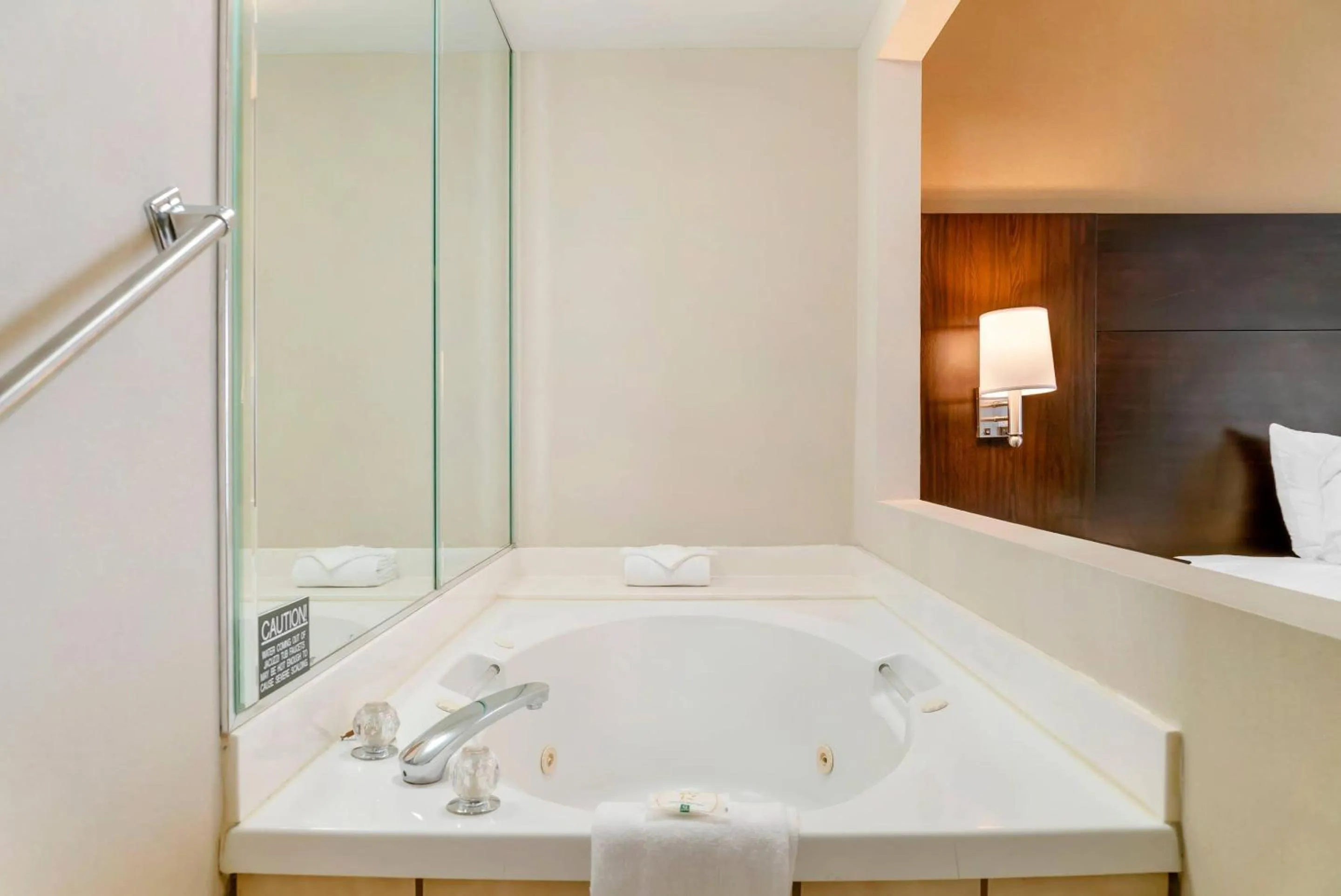 Bedroom, Bed in Quality Inn & Suites Monroe