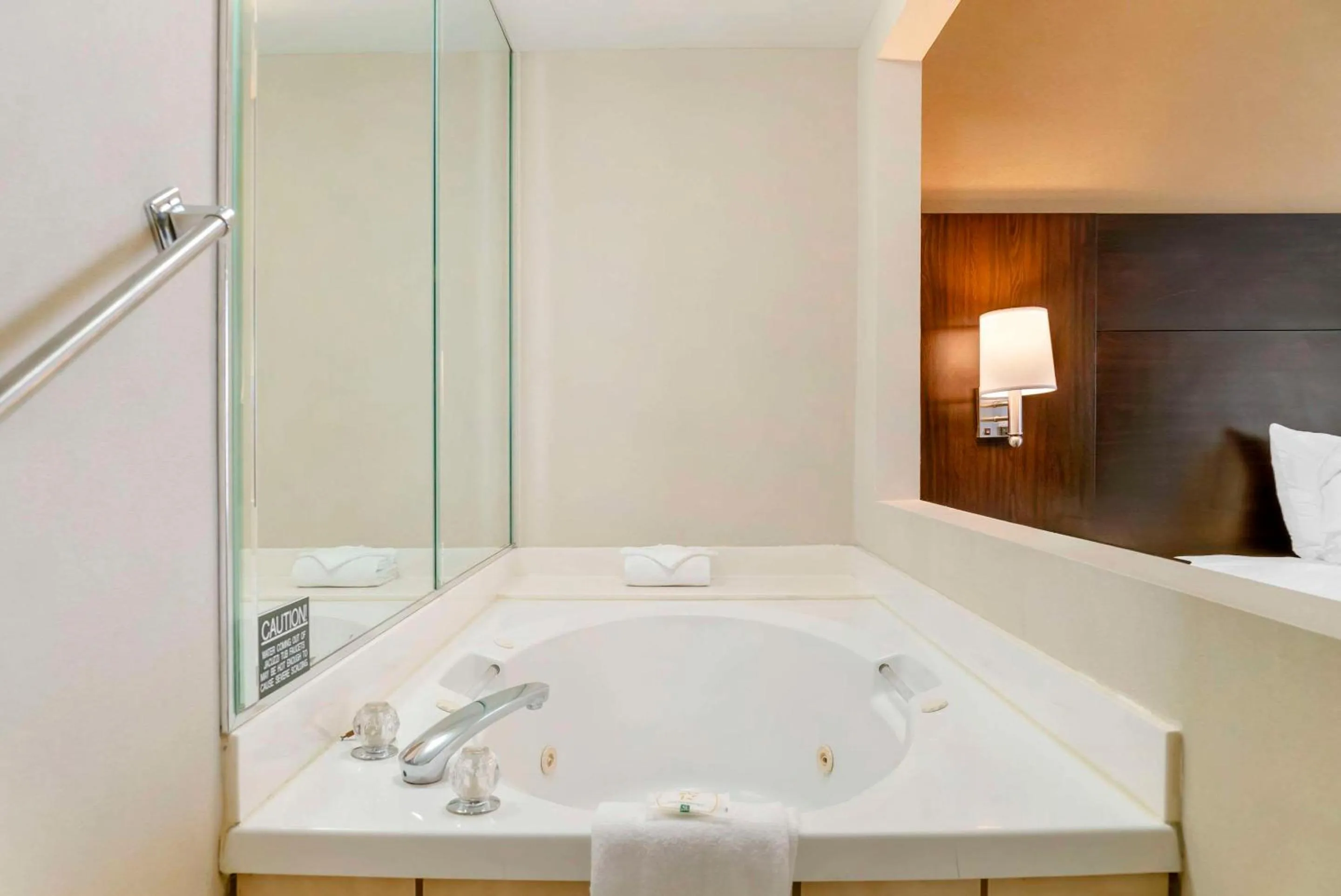 Bedroom, Bed in Quality Inn & Suites Monroe